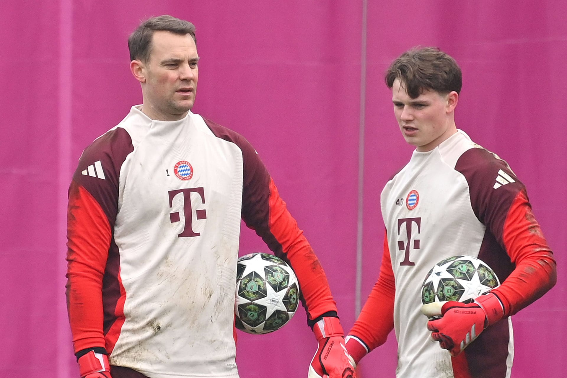 Manuel Neuer (links) mit Jonas Urbig: Die beiden Bayern-Torhüter werden sich in der kommenden Saison Spielzeit teilen.