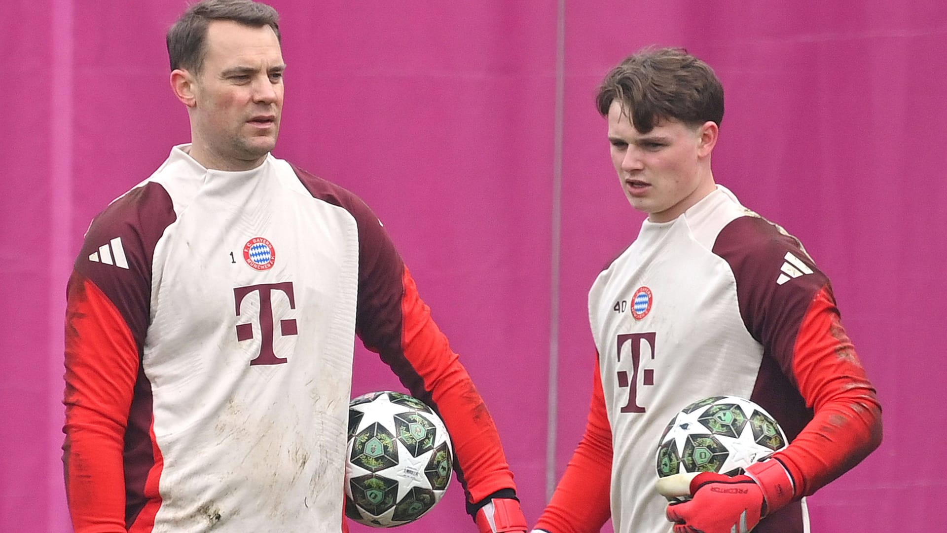 Manuel Neuer (links) mit Jonas Urbig: Die beiden Bayern-Torhüter werden sich in der kommenden Saison Spielzeit teilen.