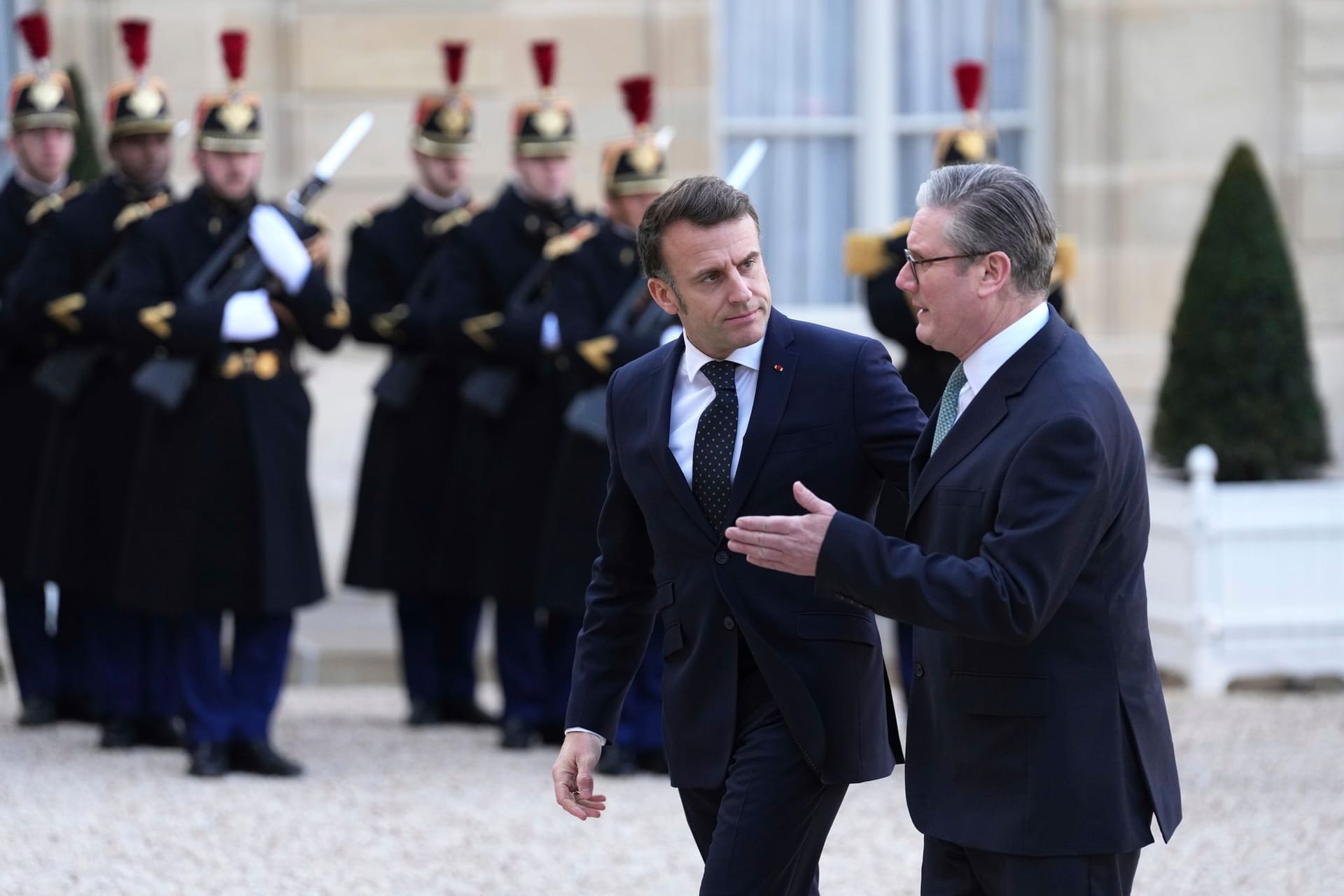 Emmanuel Macron (l) und Keir Starmer