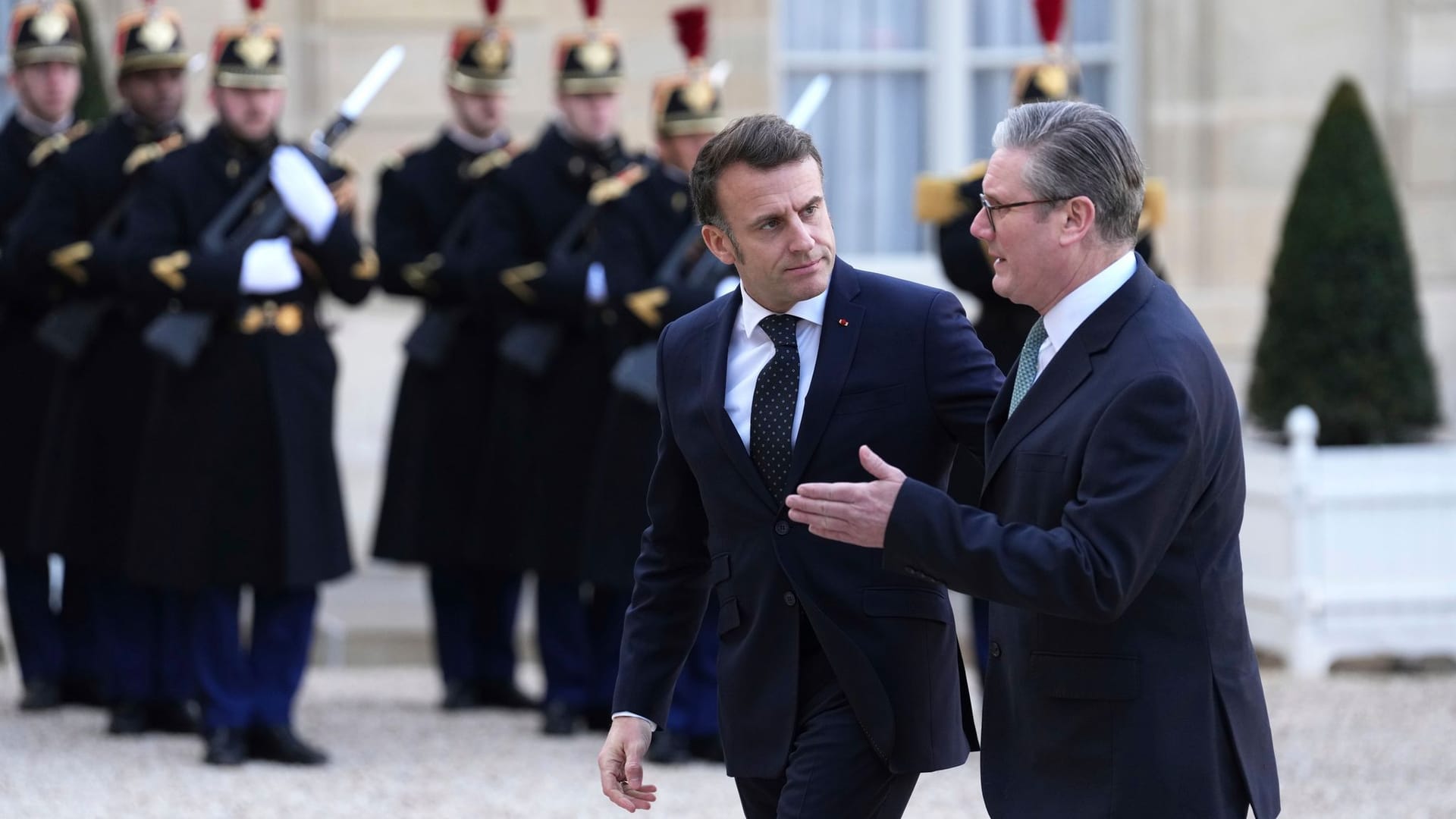 Emmanuel Macron (l) und Keir Starmer