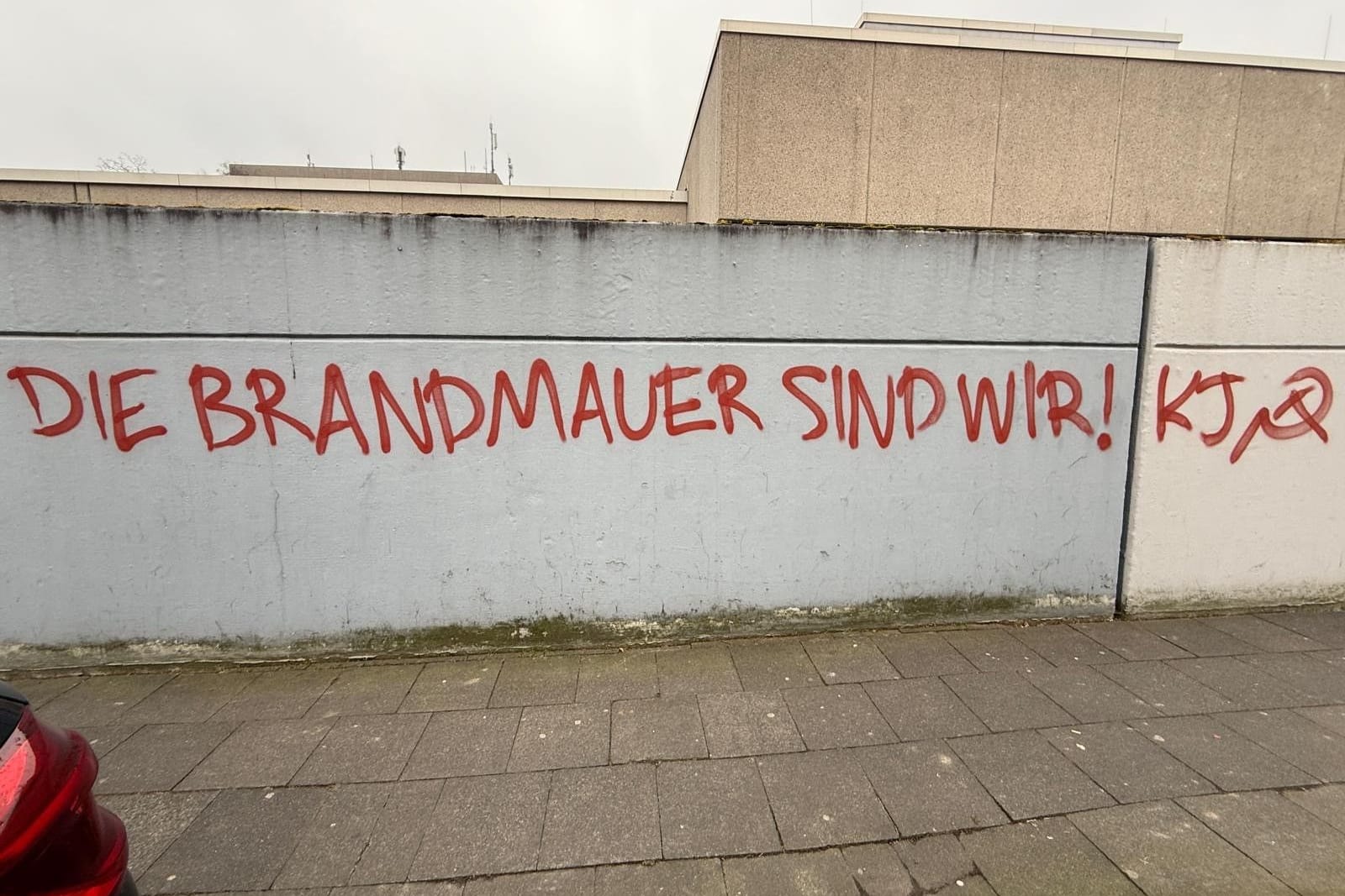 "Die Brandmauer sind wir": Die CDU Essen hat auf X ein Foto veröffentlicht, das die Schmierereien auf dem Gebäude der Kreisgeschäftsstelle zeigt.