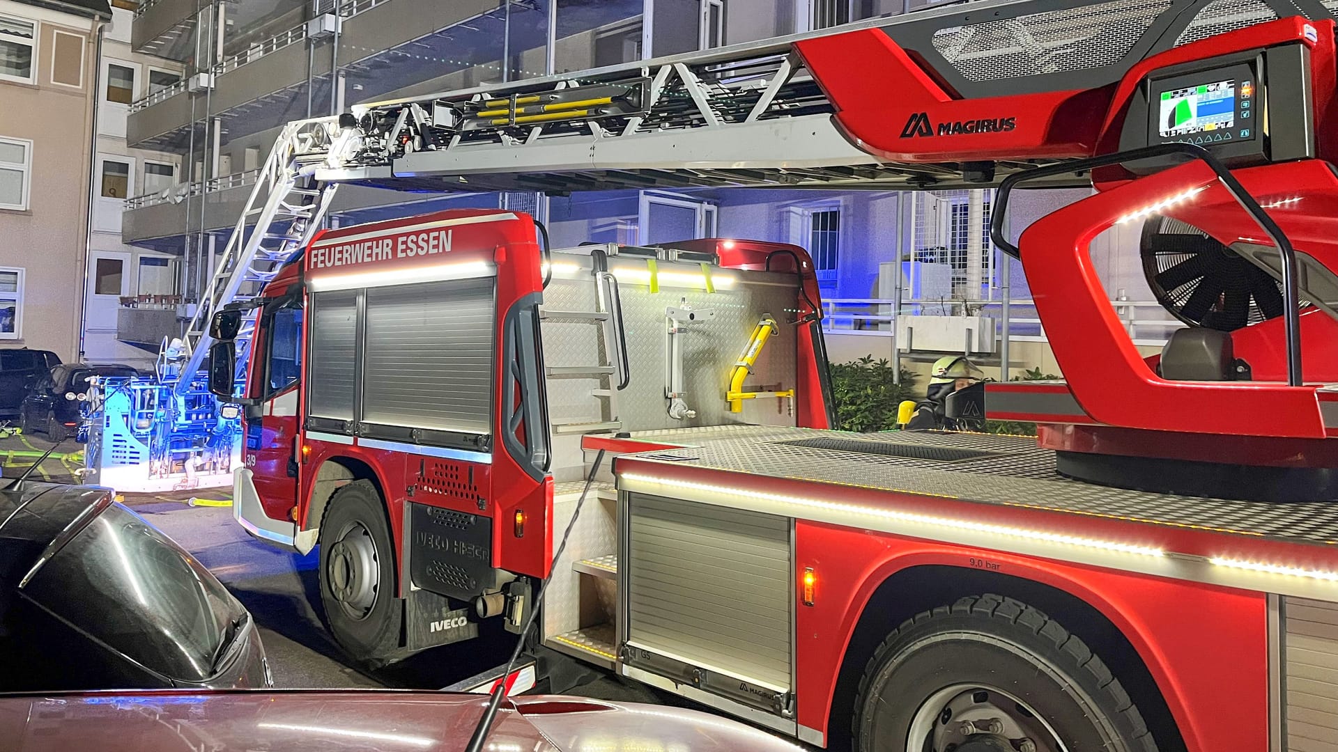 Zwei Löschzüge der Berufsfeuerwehr, die Freiwillige Feuerwehr Essen-Borbeck sowie den Führungsdienst und den Rettungsdienst waren im Einsatz.