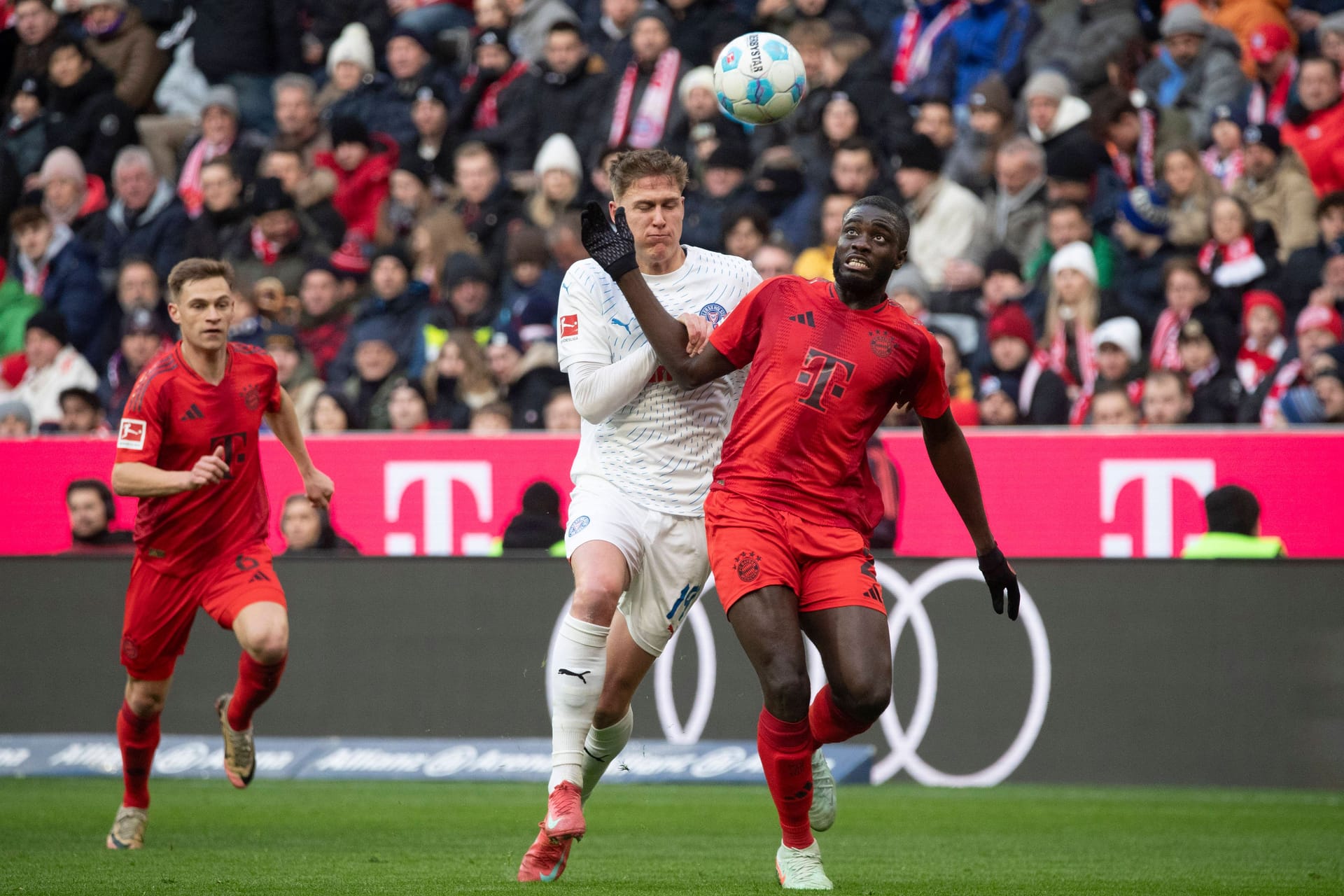 Dayot Upamecano: Startete etwas unaufmerksam, Kiel kam so gleich zu zwei guten Möglichkeiten (6., 12.). Hielt gegen Kiels 1,93-Meter-Mann Phil Harres physisch gut dagegen. Wirkte sicherer als Kim. Starker Kopfball nach Kimmich-Ecke (71.). Beim 2:4 und 3:4 sah er nicht gut aus. Note 4