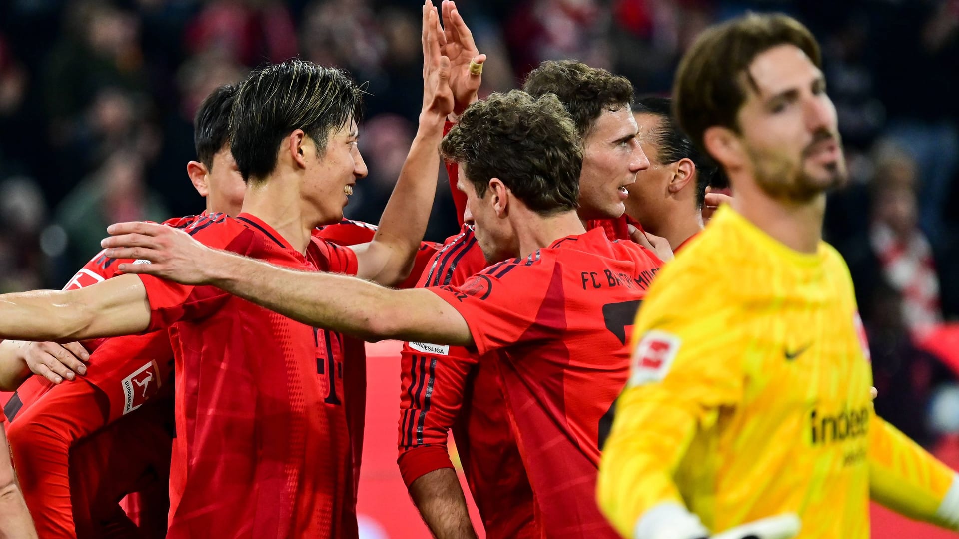 Die Bayern feiern das 2:0 durch Hiroki Itō: Gegen Frankfurt ließ der Rekordmeister wenig anbrennen.