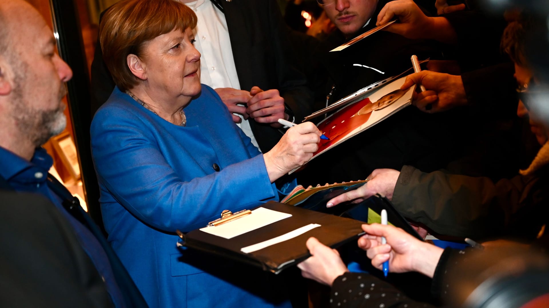 Angela Merkel in Hamburg: Die einstige Bundeskanzlerin schreibt Autogramme für ihre Fans.