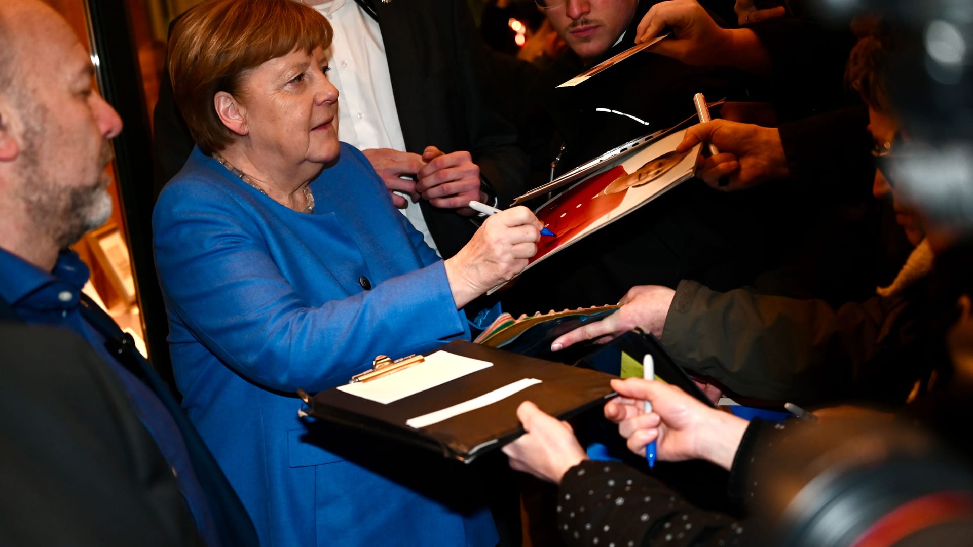 Angela Merkel in Hamburg: Die einstige Bundeskanzlerin schreibt Autogramme für ihre Fans.