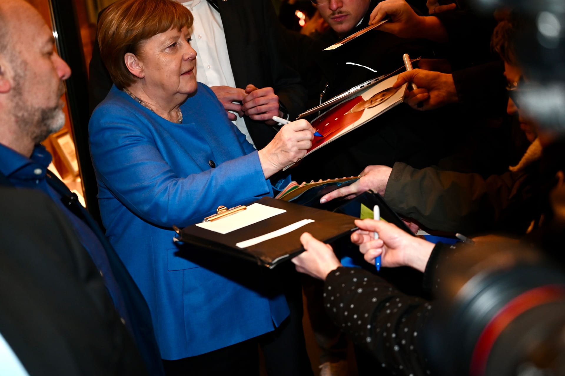 Angela Merkel in Hamburg: Die einstige Bundeskanzlerin schreibt Autogramme für ihre Fans.