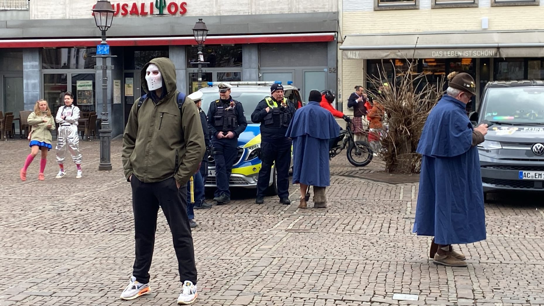 Ein Mann verkleidet sich als Serienmörder aus einem amerikanischen Film: Im Vorfeld wurde dazu aufgerufen, auf allzu aggressiv wirkende Kostüme zu verzichten.