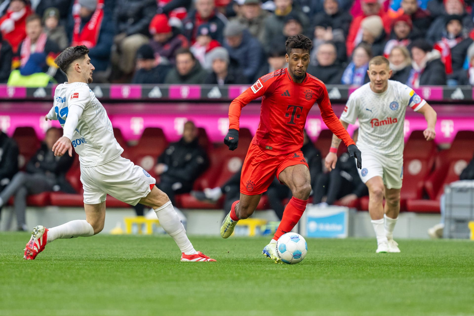 Kingsley Coman (bis 58.): Tat sich lange schwer und fiel im Vergleich zu Olise etwas ab. Kanes Kopfballtor zum 2:0 bereitete er dann aber stark vor. Auch bei der Entstehung des 3:0 lieferte er tolle Vorarbeit. Beim 4:0 landete sein abgefälschter hoher Ball bei Gnabry. Note 2