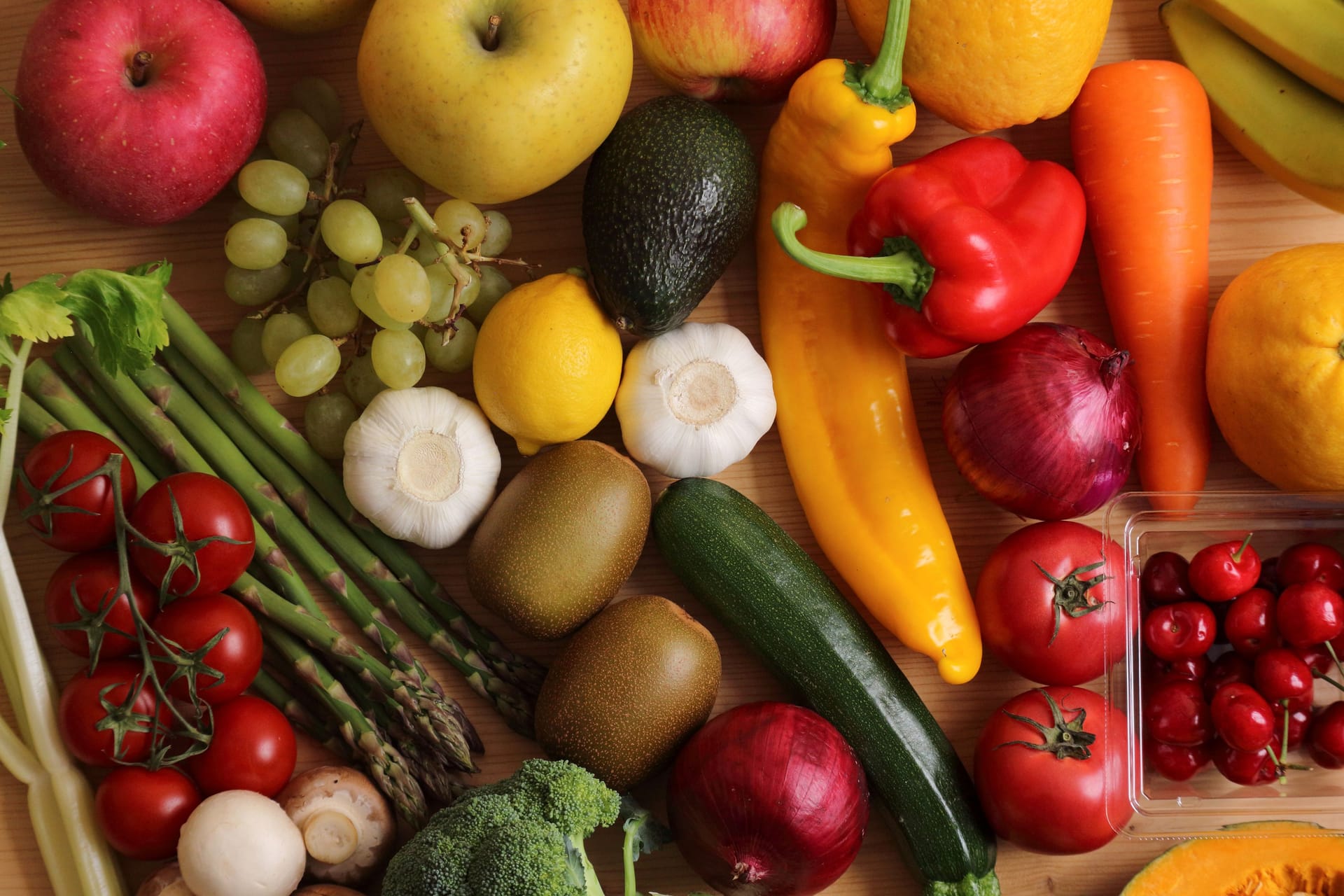 Farbe von Obst und Gemüse: Rote, grüne oder gelbe Sorten unterscheiden sich nicht nur im Geschmack, sondern auch im Vitamingehalt.