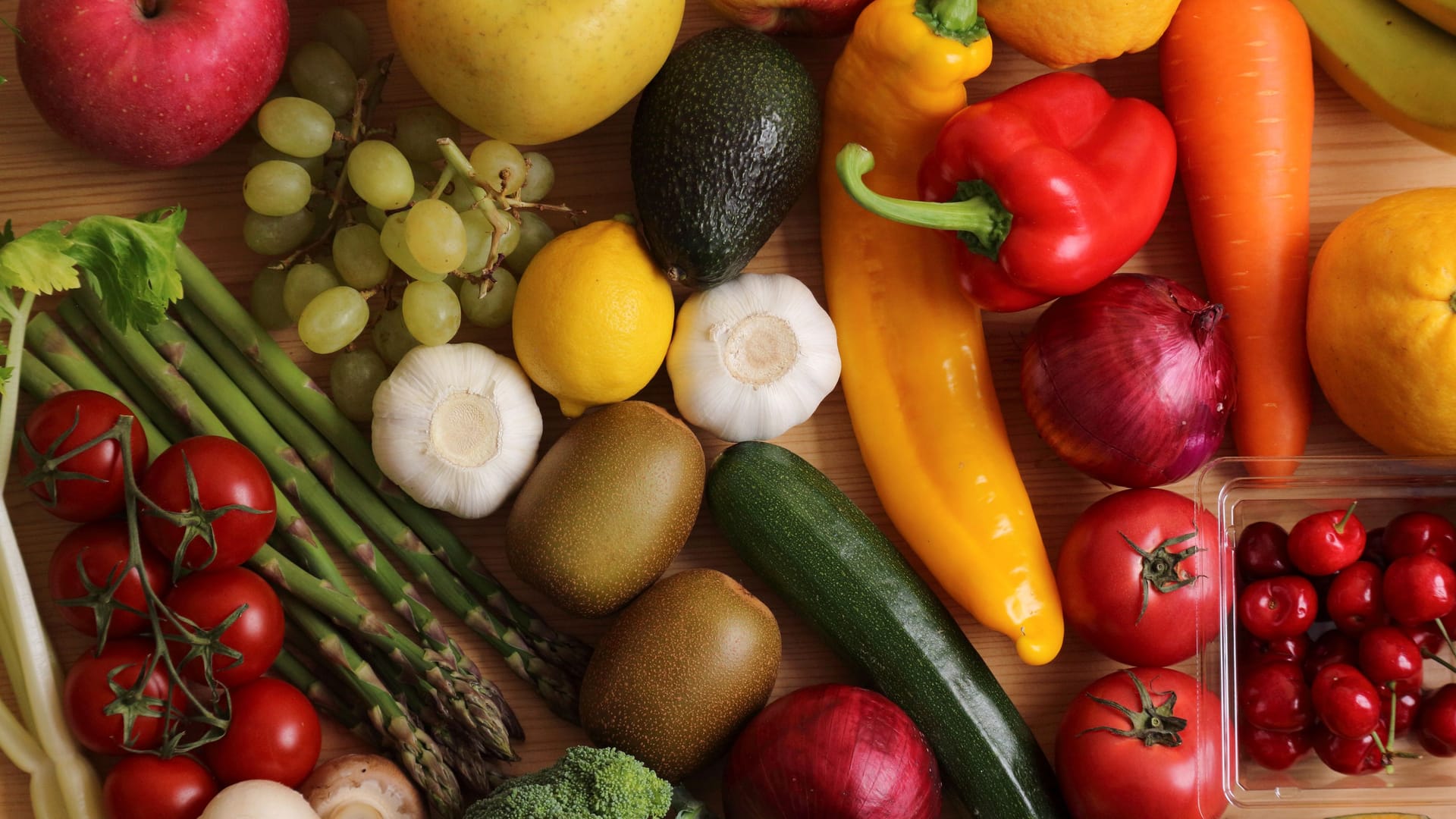 Farbe von Obst und Gemüse: Rote, grüne oder gelbe Sorten unterscheiden sich nicht nur im Geschmack, sondern auch im Vitamingehalt.