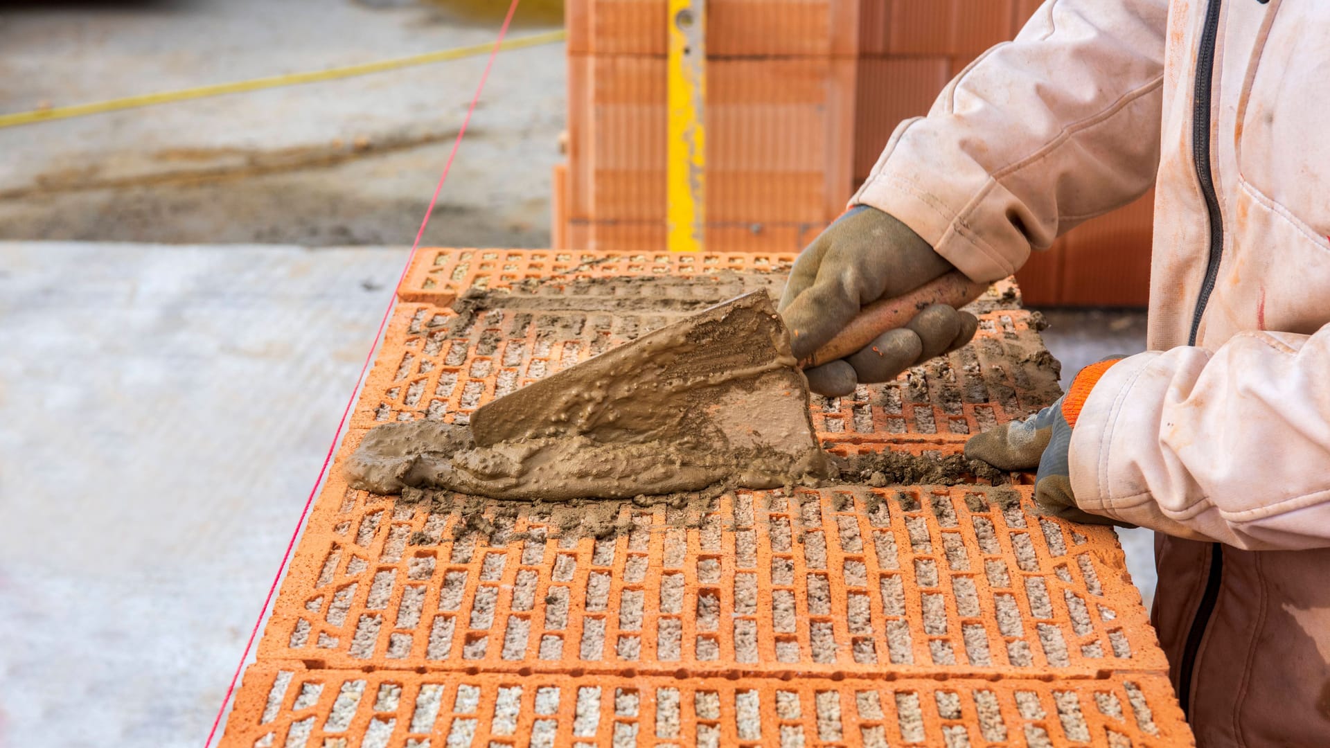 Arbeiter auf einer Baustelle (Symbolbild): Die Bauarbeiter reagierten schnell.