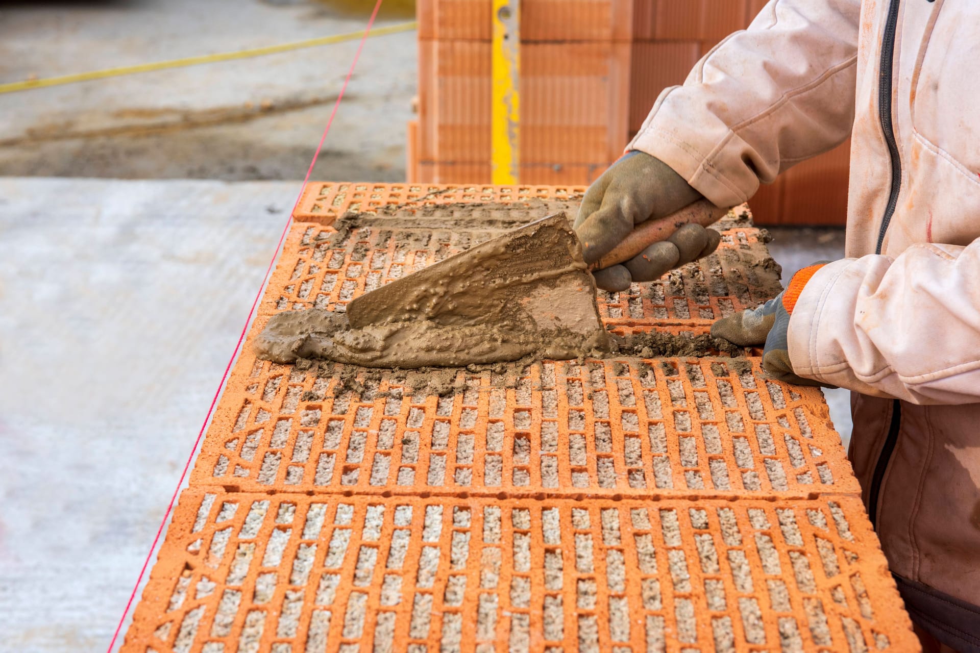 Arbeiter auf einer Baustelle (Symbolbild): Die Bauarbeiter reagierten schnell.