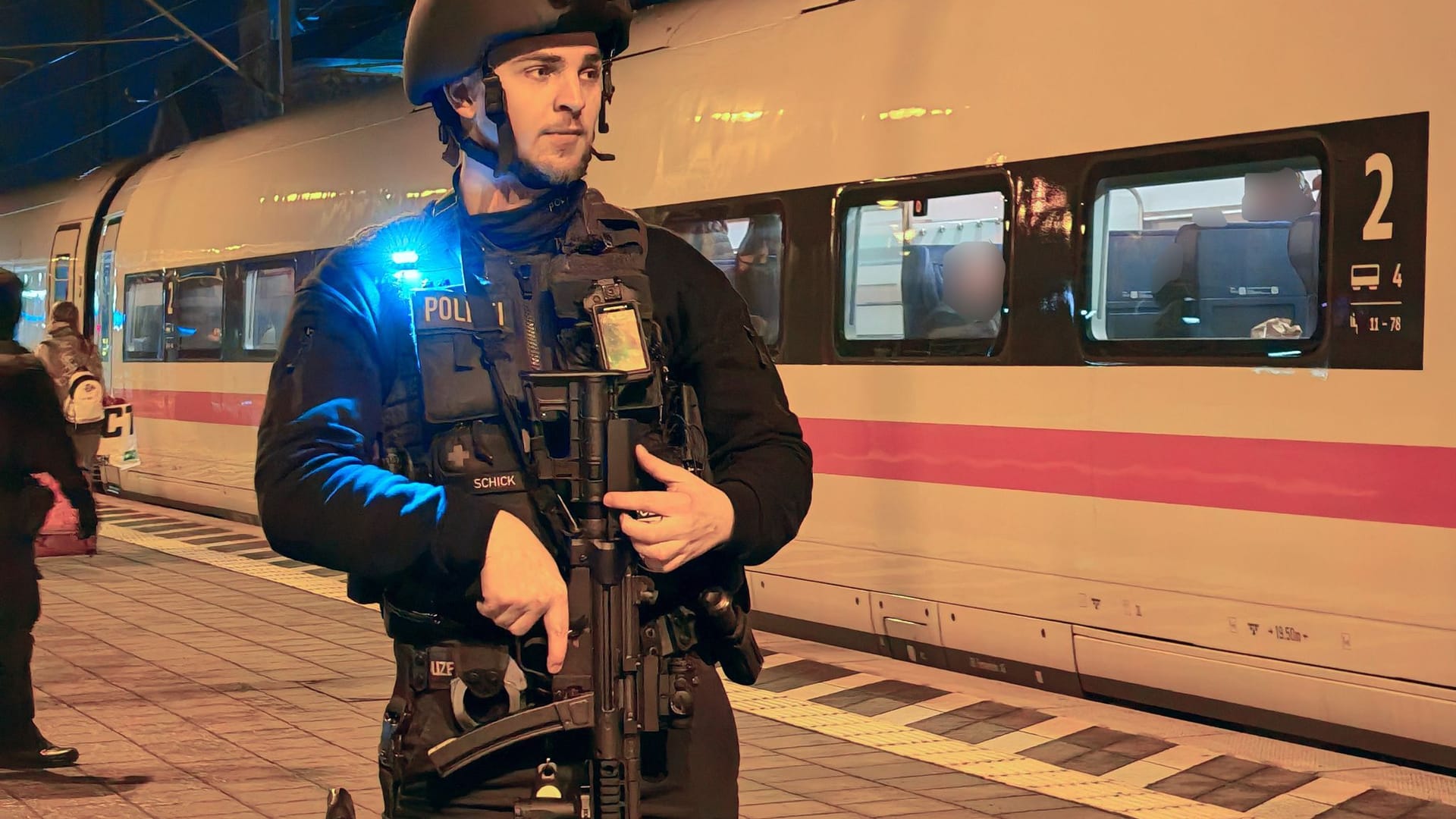 Ein Polizist steht auf dem Bahnsteig vor einem ICE in Elze südlich von Hannover.