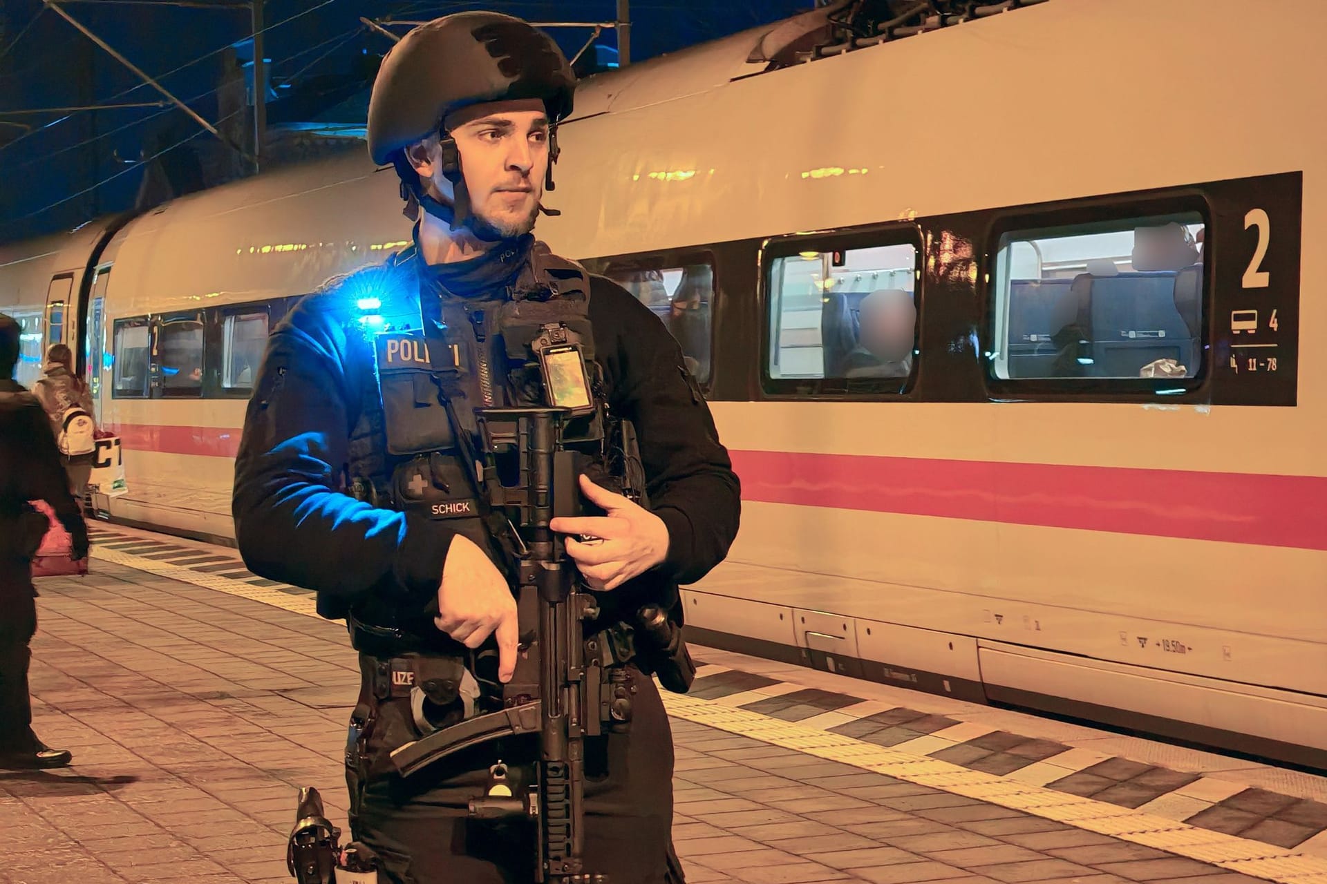 Ein Polizist steht auf dem Bahnsteig vor einem ICE in Elze südlich von Hannover.