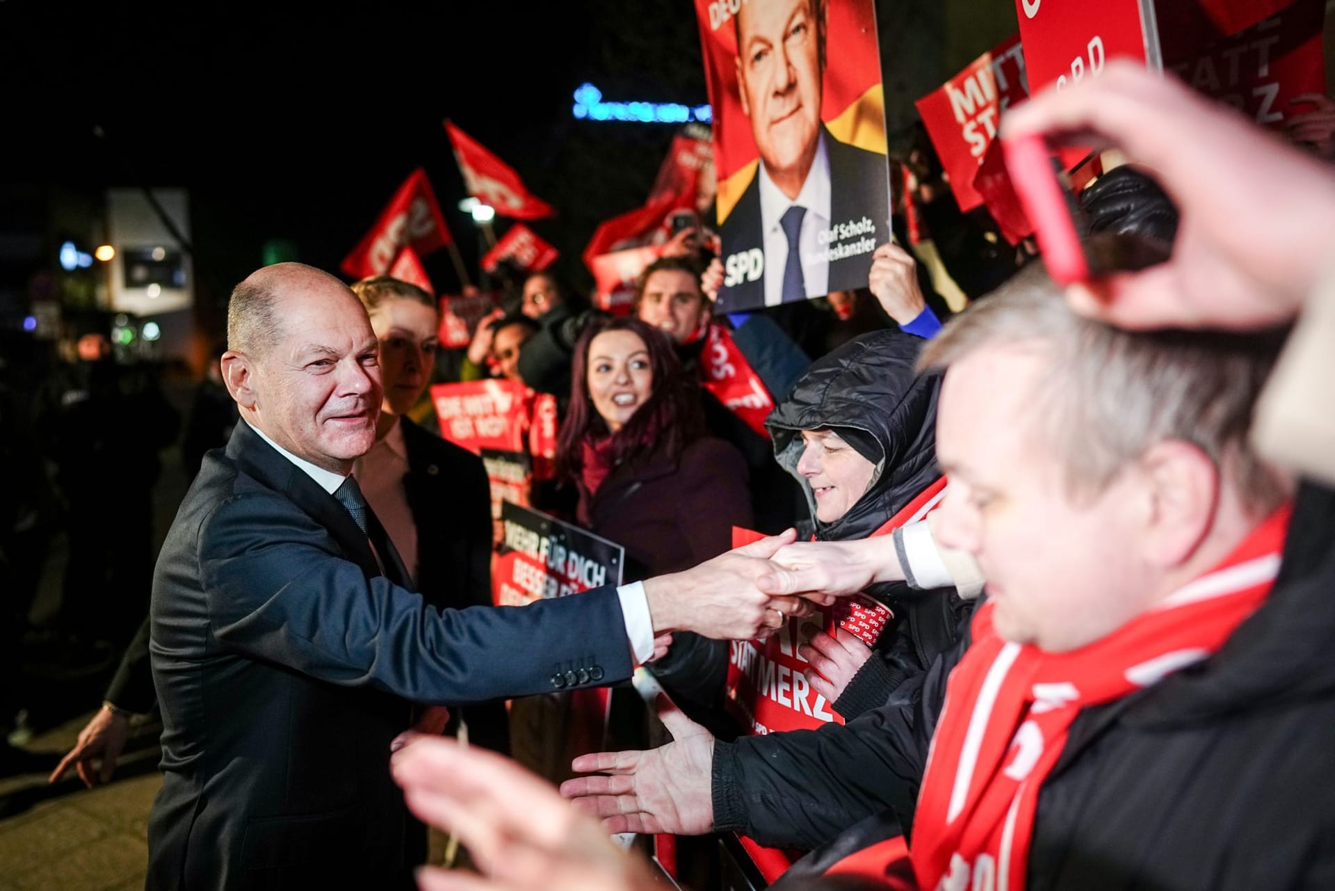 Bundeskanzler Olaf Scholz schüttelt die Hände jubelnder Anhänger.