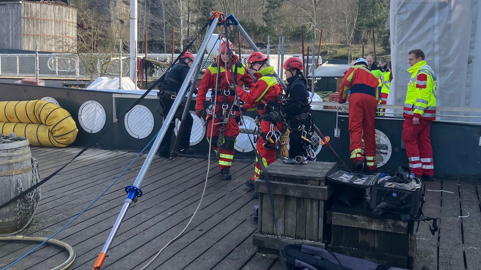 Einsatzkräfte der Feuerwehr Hannover: Am Freitag kam es zu einer aufwändigen Rettungsaktion.