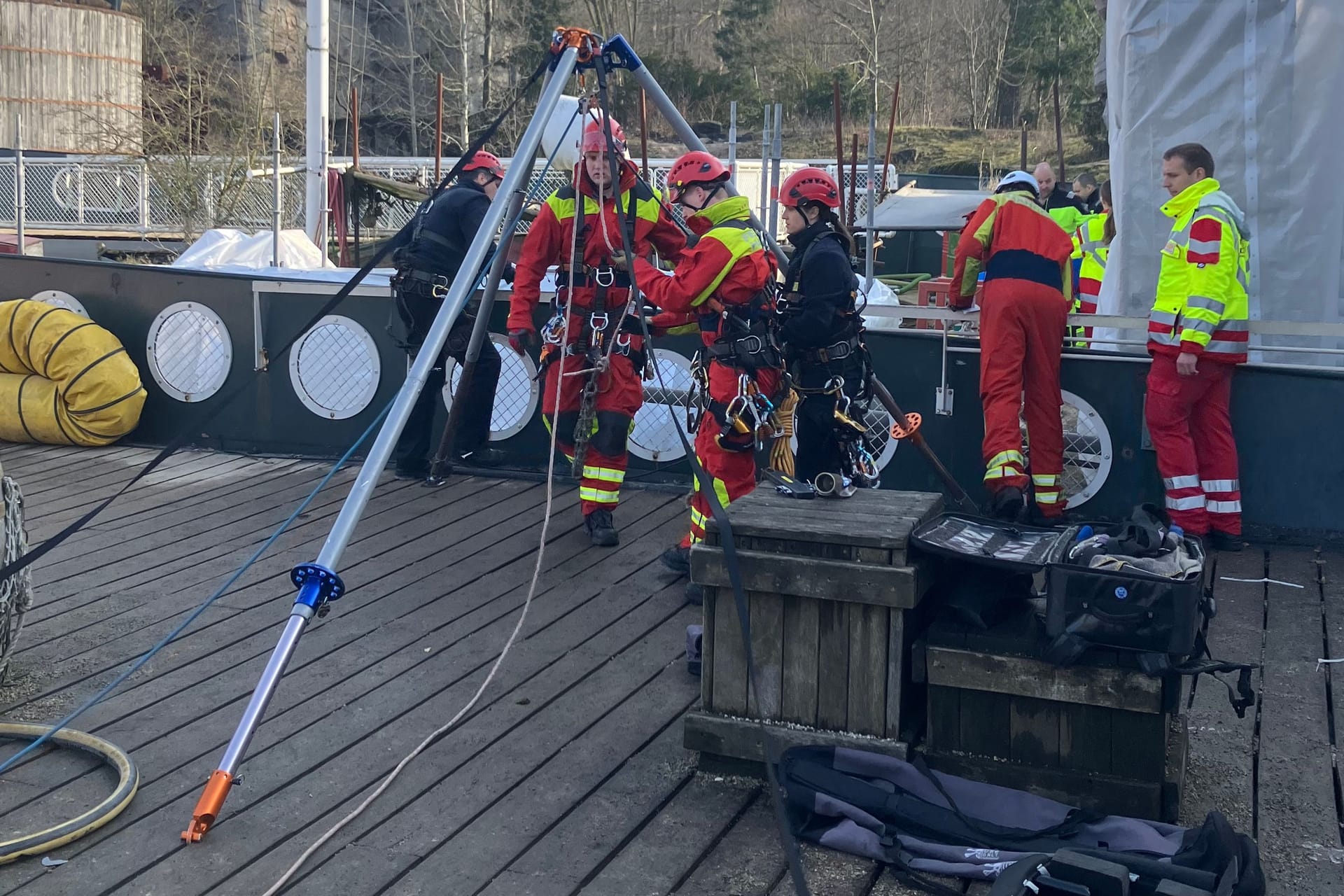 Einsatzkräfte der Feuerwehr Hannover: Am Freitag kam es zu einer aufwändigen Rettungsaktion.