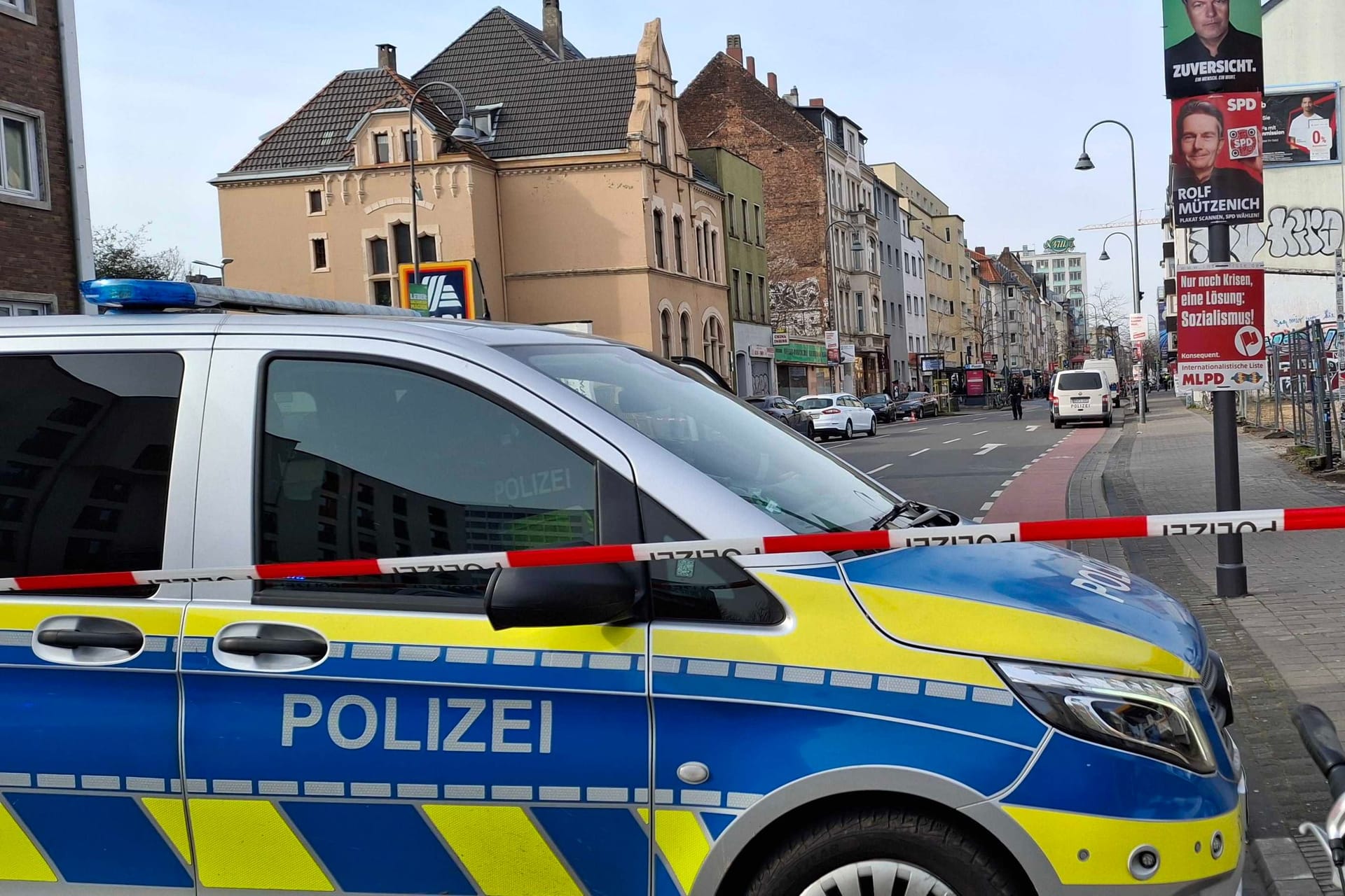 Die Polizei vor Ort: Einsatzkräfte haben die Venloer Straße gesperrt.