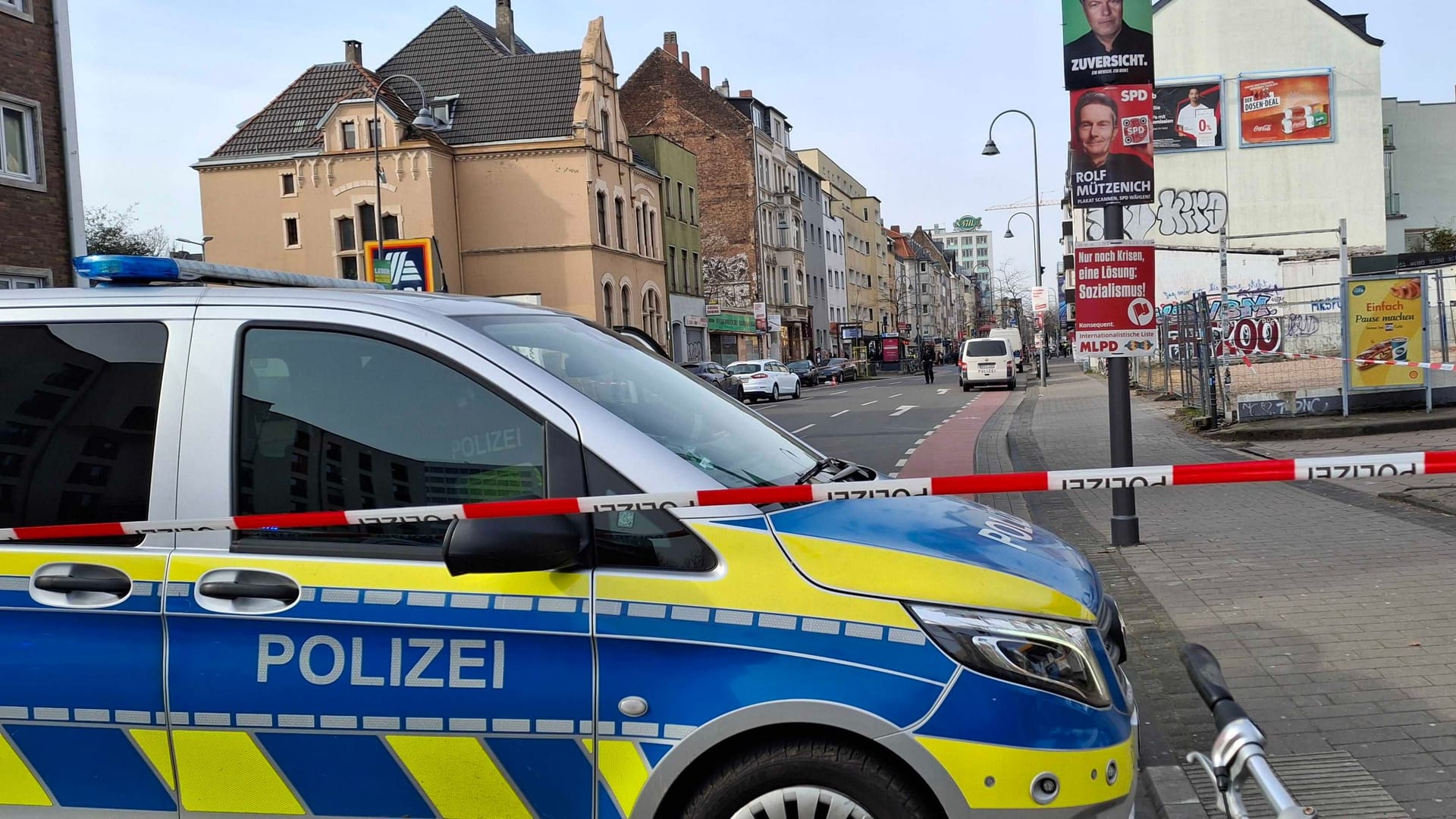 Die Polizei vor Ort: Einsatzkräfte haben die Venloer Straße gesperrt.