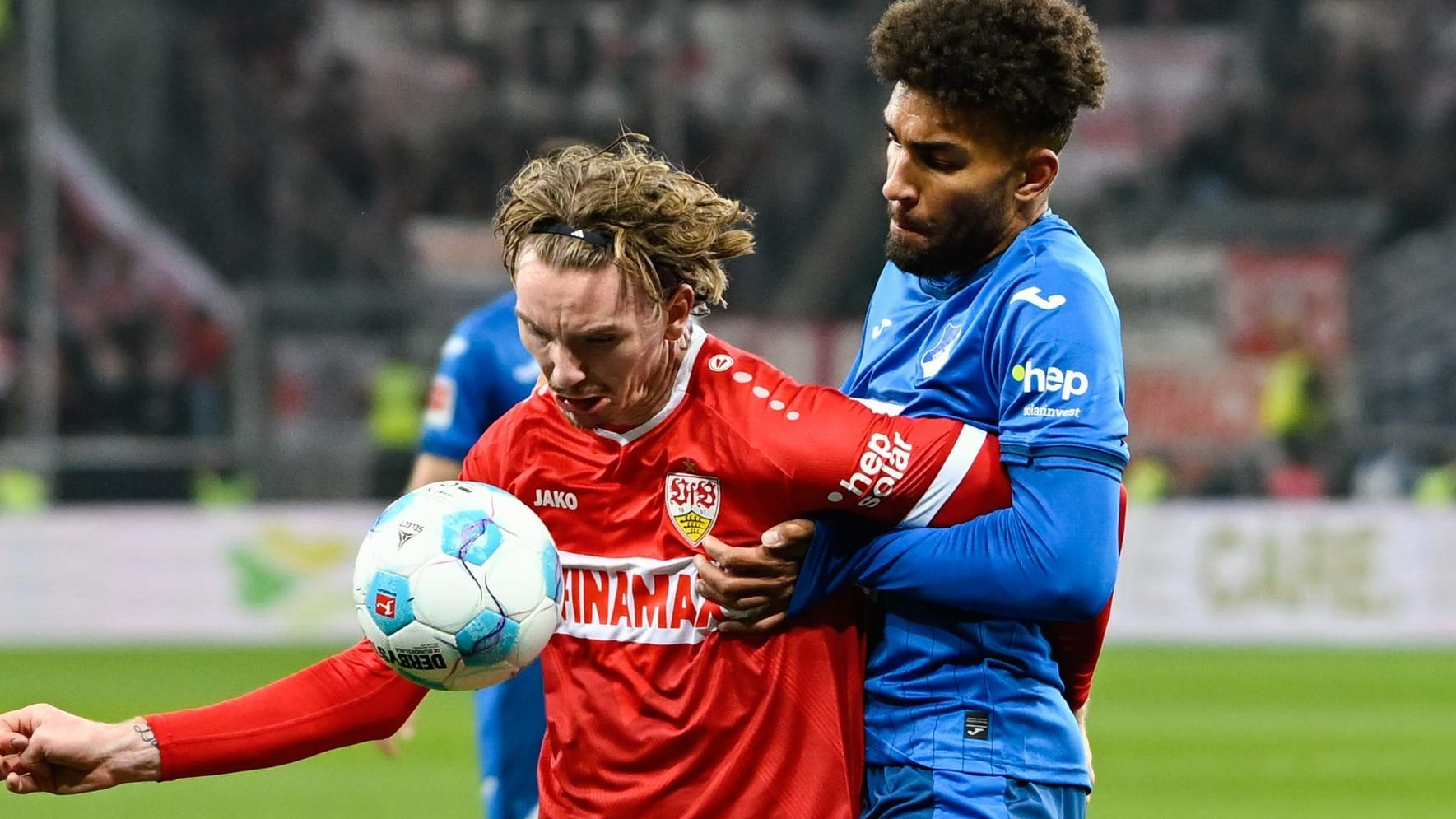 Stuttgarts Nick Woltemade (l.) und Hoffenheims Kevin Akpoguma kämpfen um den Ball: Die Partie in Sinsheim war eng.