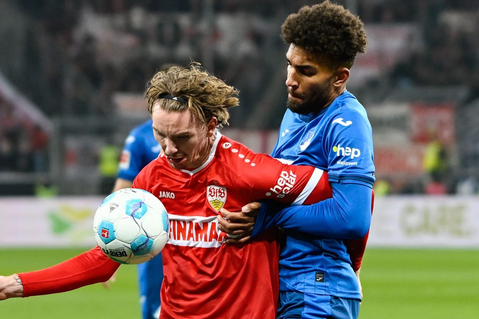 Stuttgarts Nick Woltemade (l.) und Hoffenheims Kevin Akpoguma kämpfen um den Ball: Die Partie in Sinsheim war eng.