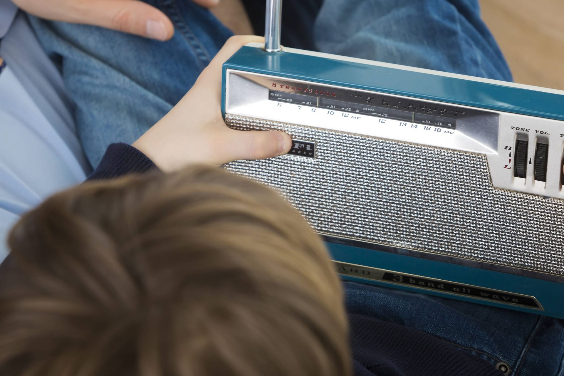 Ein Kind hält ein Radio in der Hand (Symbolbild): Im Sommer soll in Hannover ein neues Programm an den Start gehen.