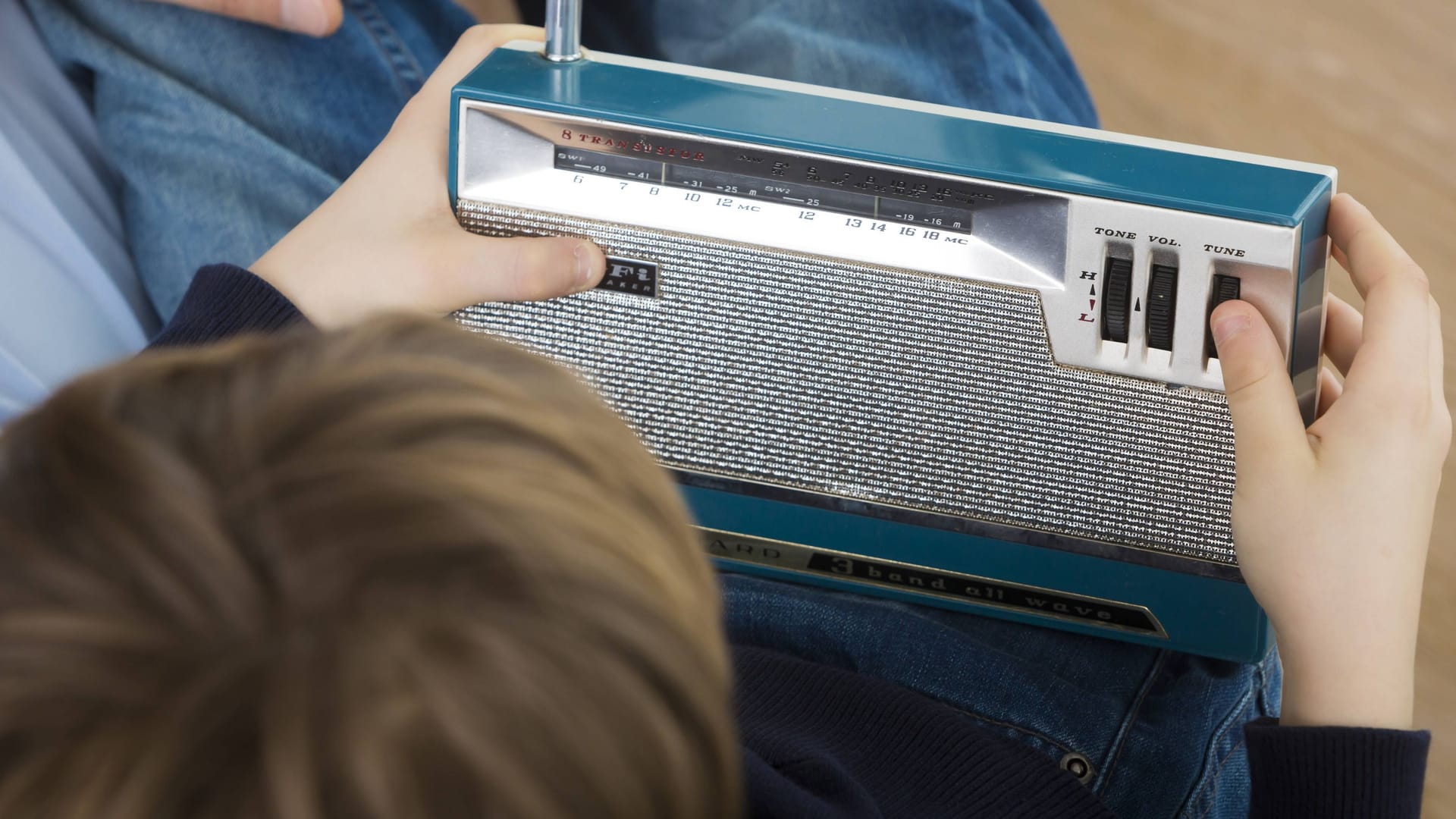 Ein Kind hält ein Radio in der Hand (Symbolbild): Im Sommer soll in Hannover ein neues Programm an den Start gehen.