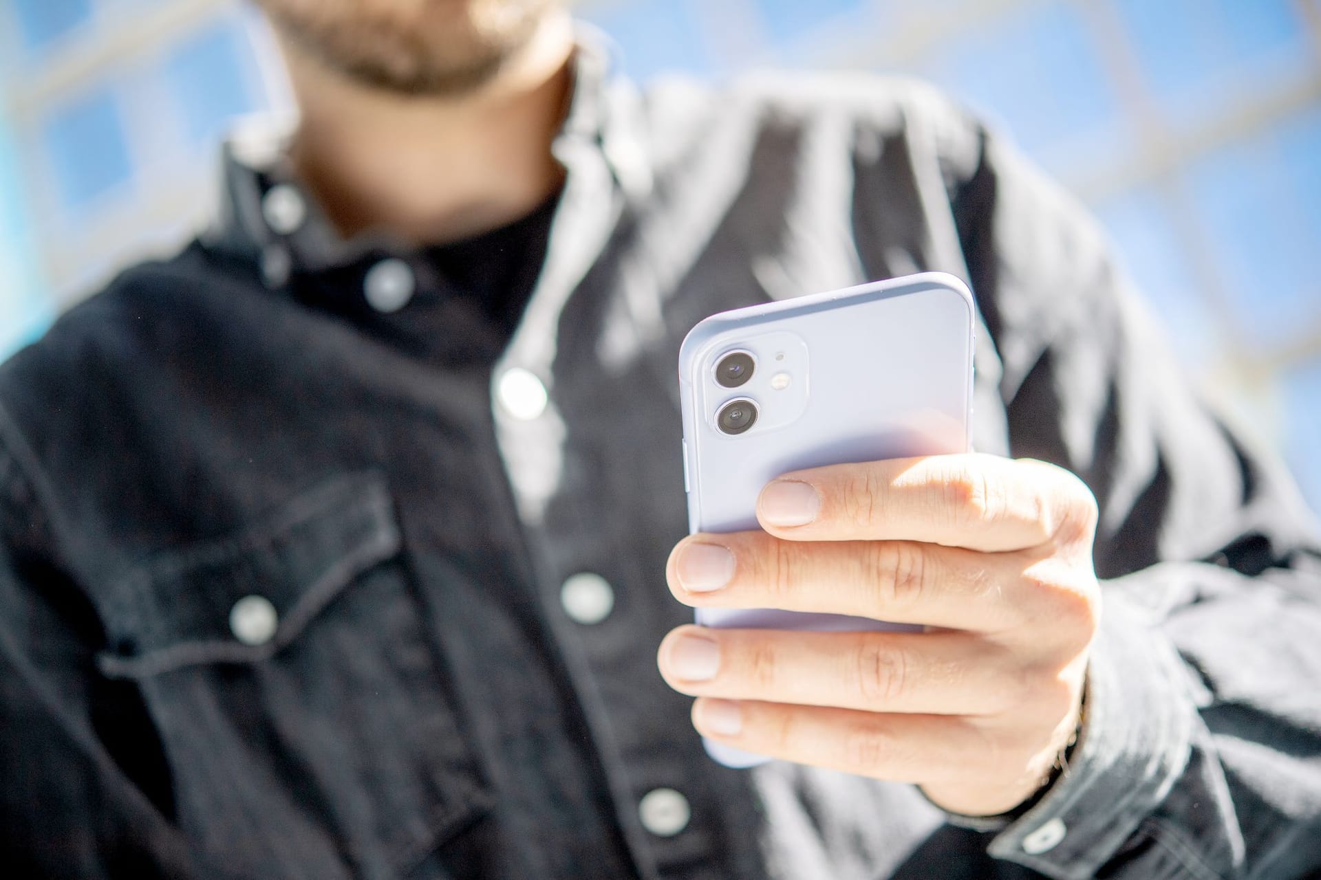 Ein Mann hält ein Smartphone in der Hand