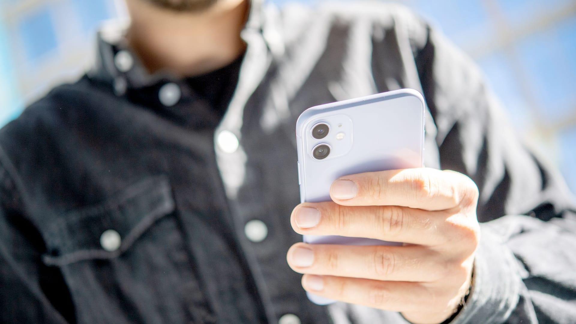 Ein Mann hält ein Smartphone in der Hand