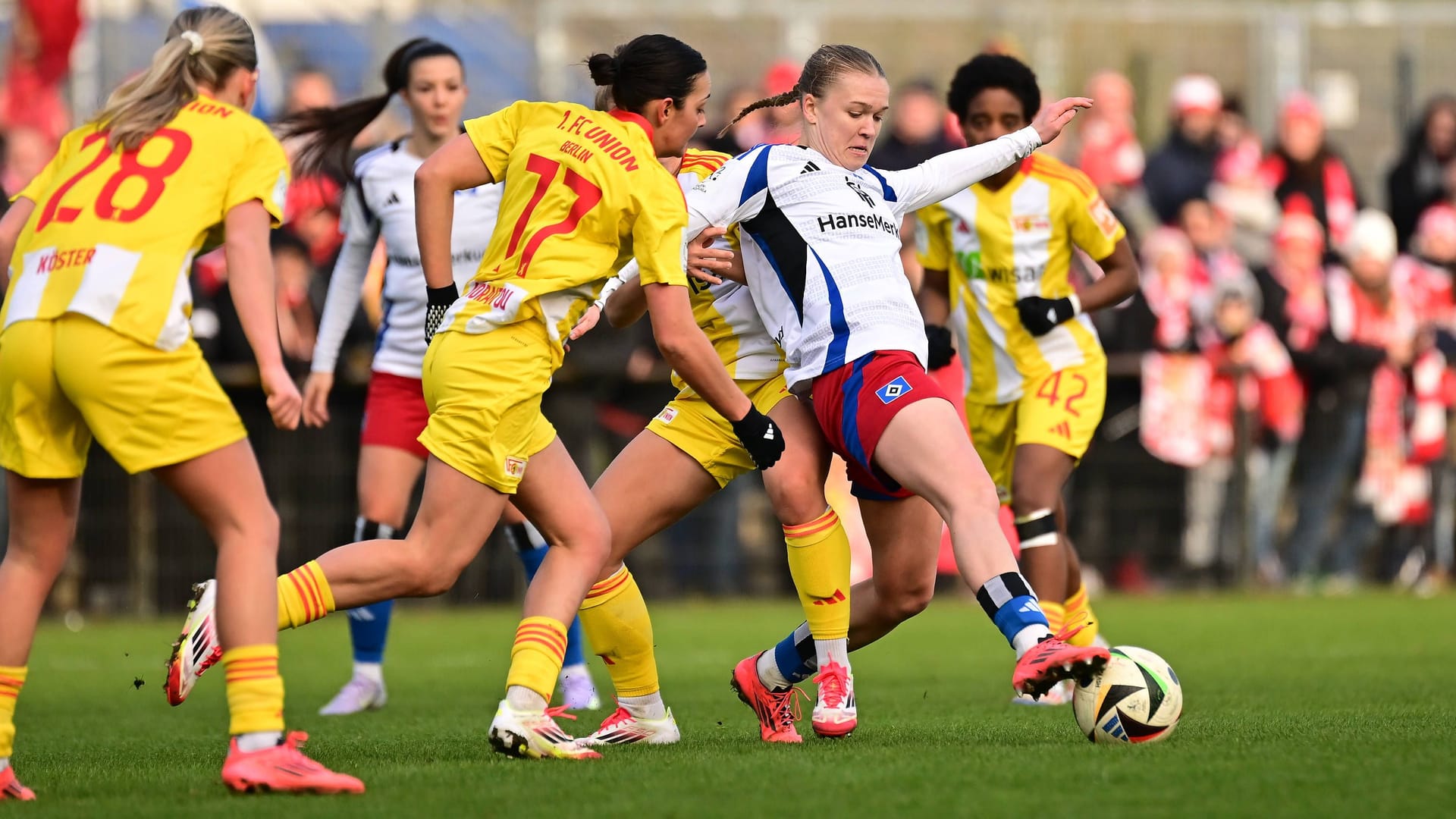 Umkämpftes Duell in Hamburg: Die HSV-Frauen wollten gegen Union Berlin unbedingt im Aufstiegsrennen punkten.