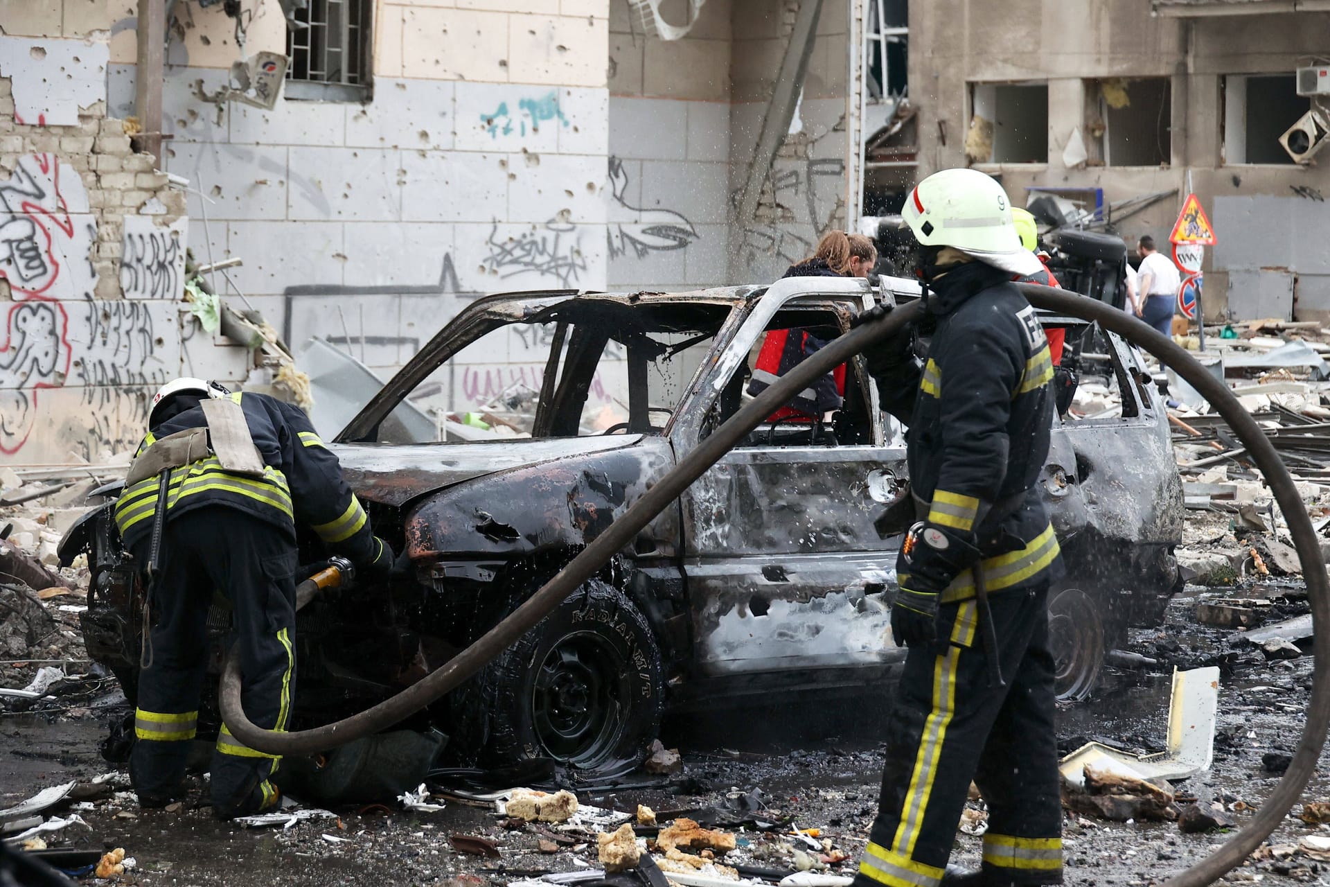 Rettungskräfte an der Einschlagstelle in Hroza (Archivbild): Bei dem von dem getöteten Kommandanten beteiligten Angriff starb auch ein sechsjähriger Junge.