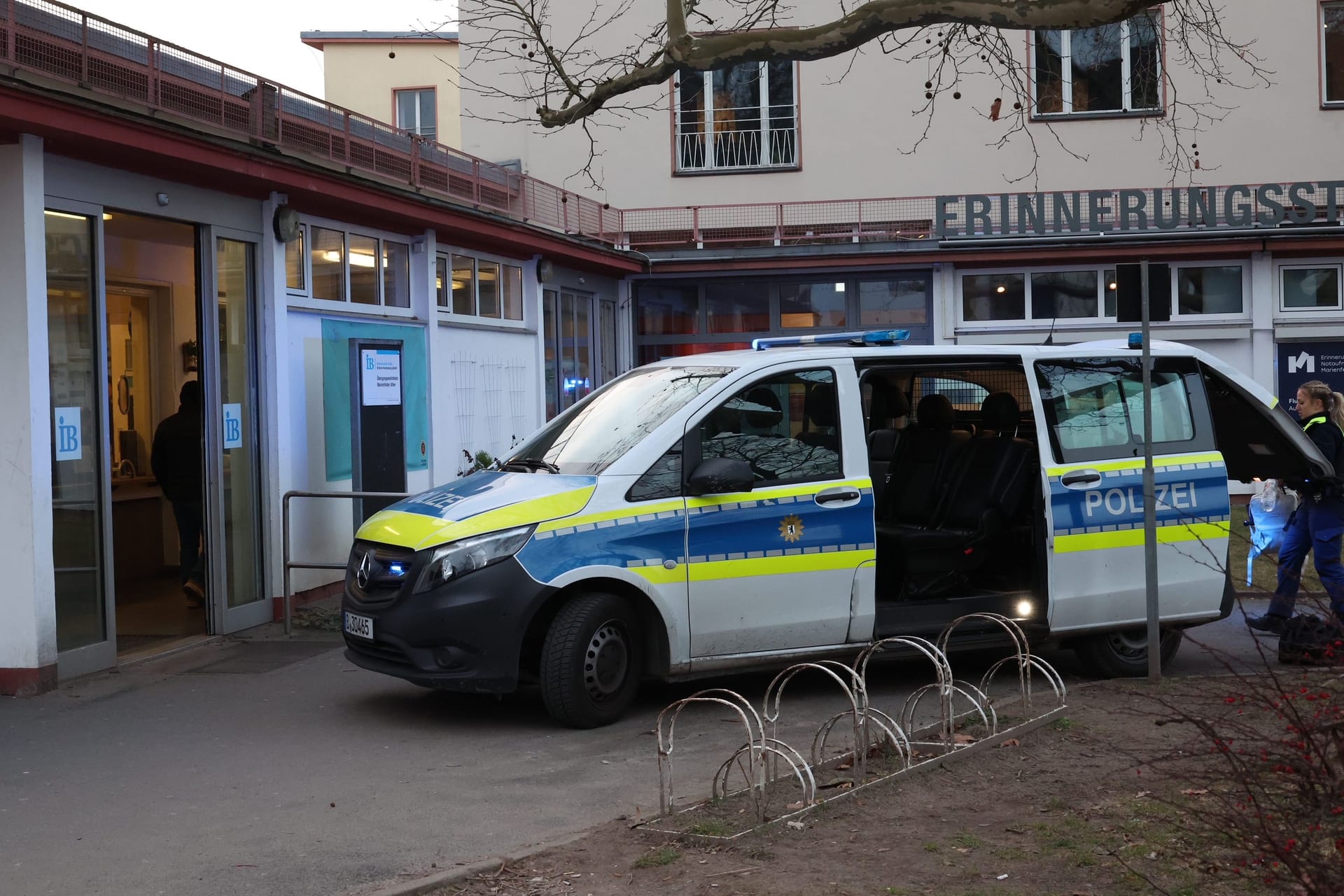 Einsatzkräfte vor der Gemeinschaftsunterkunft in Lichterfelde (Archivbild): Die Polizei hat die Tat nachgestellt.