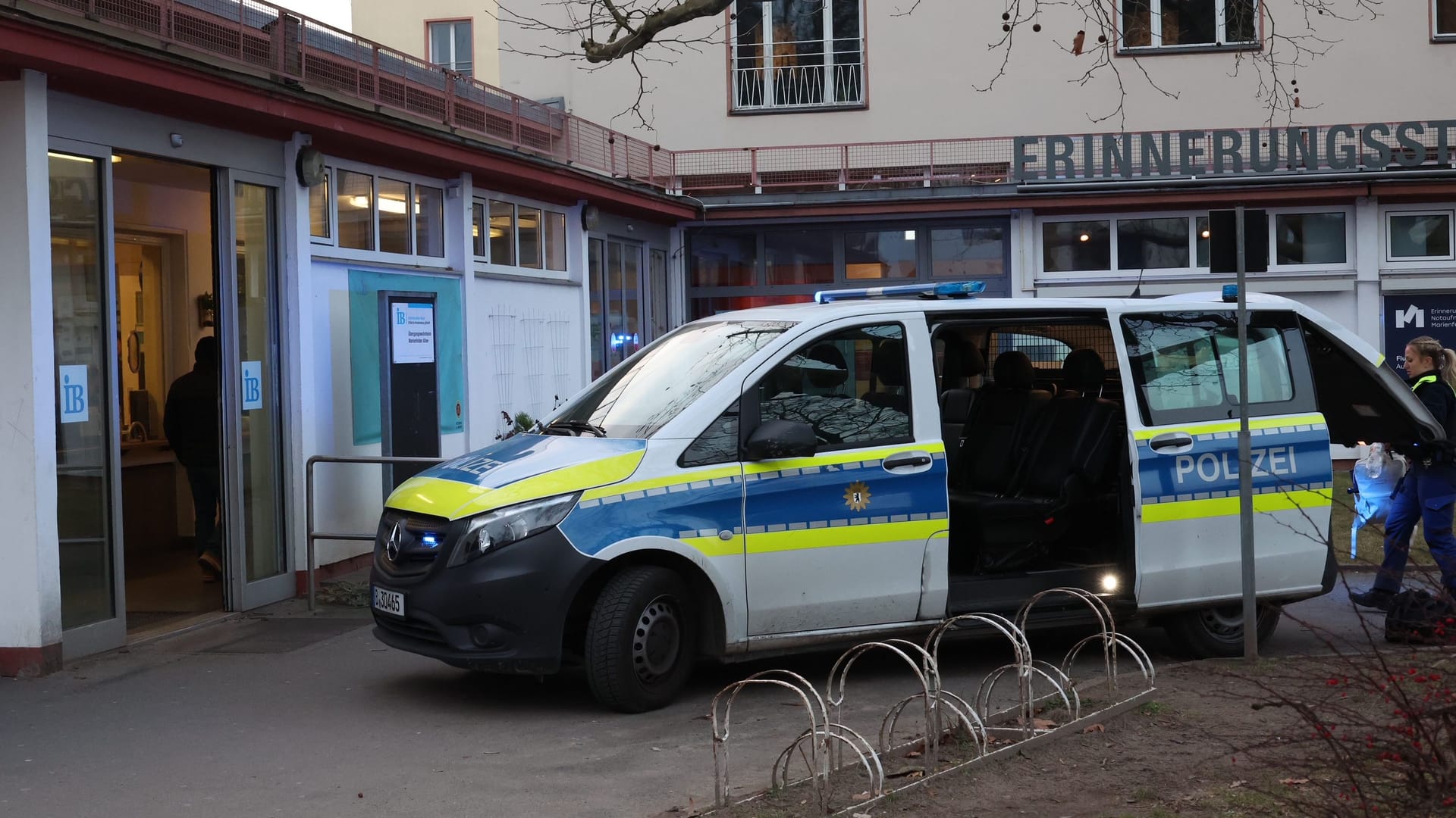 Einsatzkräfte vor der Gemeinschaftsunterkunft in Marienfelde: Eine angebliche Festnahme will die Polizei weder bestätigen noch dementieren.