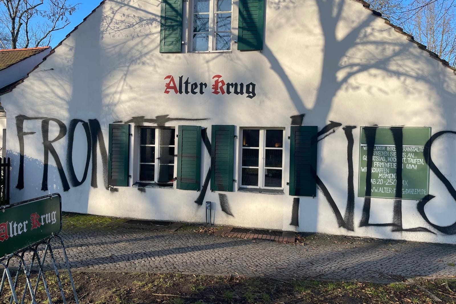 "Frontex Kills"-Schriftzug am Restaurant: Bereits in der Nacht auf Montag hatte es eine Farbattacke auf den Veranstaltungsort gegeben.