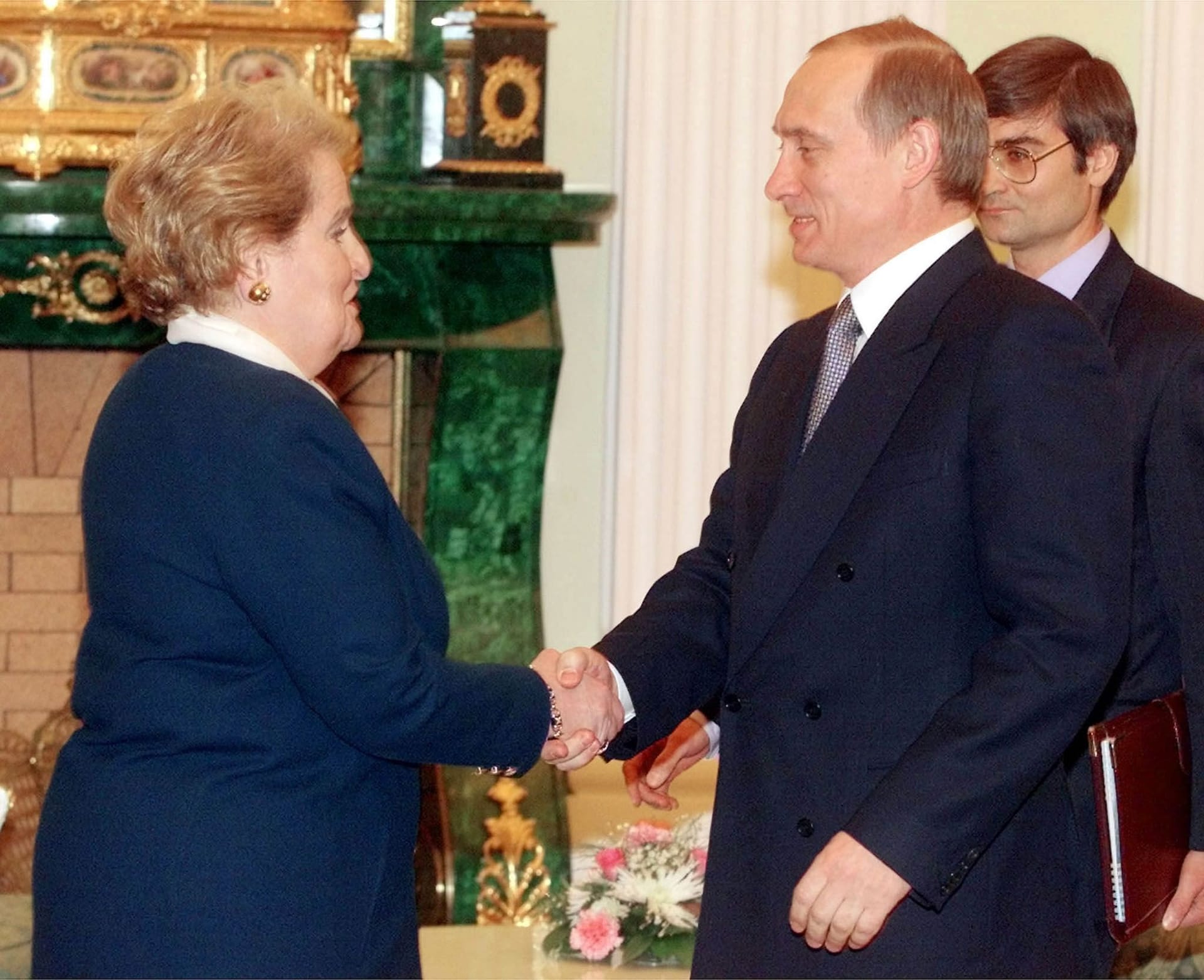 Madeleine Albright und Putin im Jahr 2000 im Kreml. Damals trug Russlands Präsident noch die demokratischen Hoffnungen.