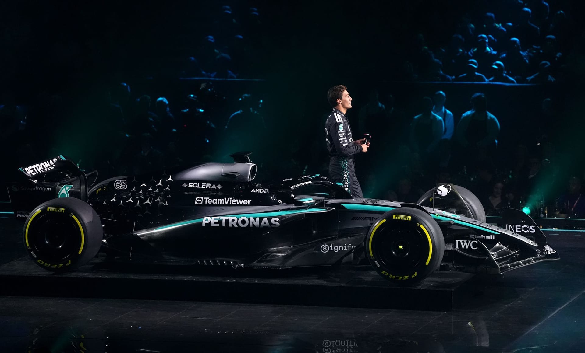 Mercedes: Zwar konnte Mercedes auch 2024 nicht an die Performance aus den Weltmeisterjahren anschließen, doch immerhin reichte es am Ende für vier Rennsiege. Zur neuen Saison steht aber ein Umbruch an: Lewis Hamilton hat das Team Richtung Ferrari verlassen. Ihn ersetzt der erst 18-jährige Andrea Kimi Antonelli. Der 27-jährige George Russell wird das Team künftig anführen müssen. Das Auto kommt erneut in einer Kombination aus Silber an der Front und Schwarz am Heck daher.