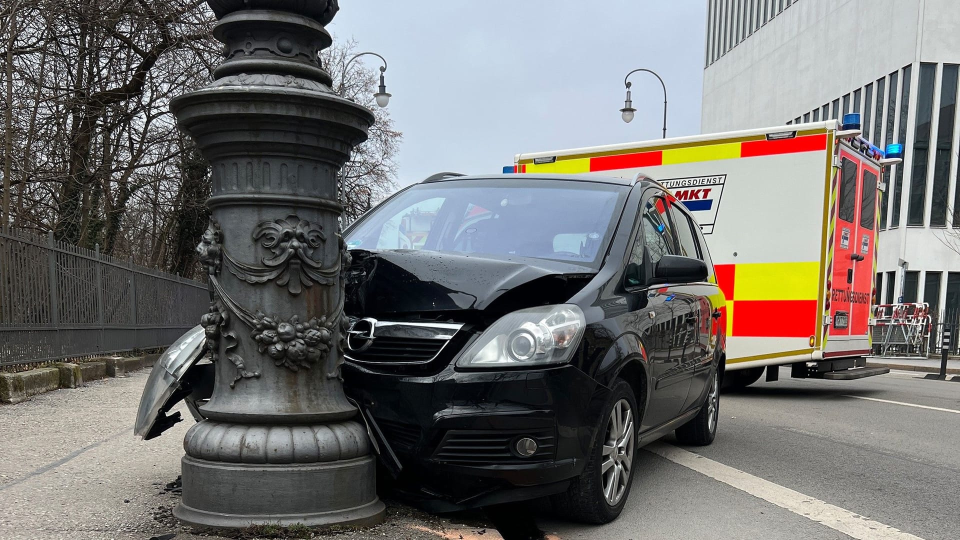 Das Auto prallte frontal gegen einen Lichtmast: Der entstandene Sachschaden konnte bislang noch nicht beziffert werden.