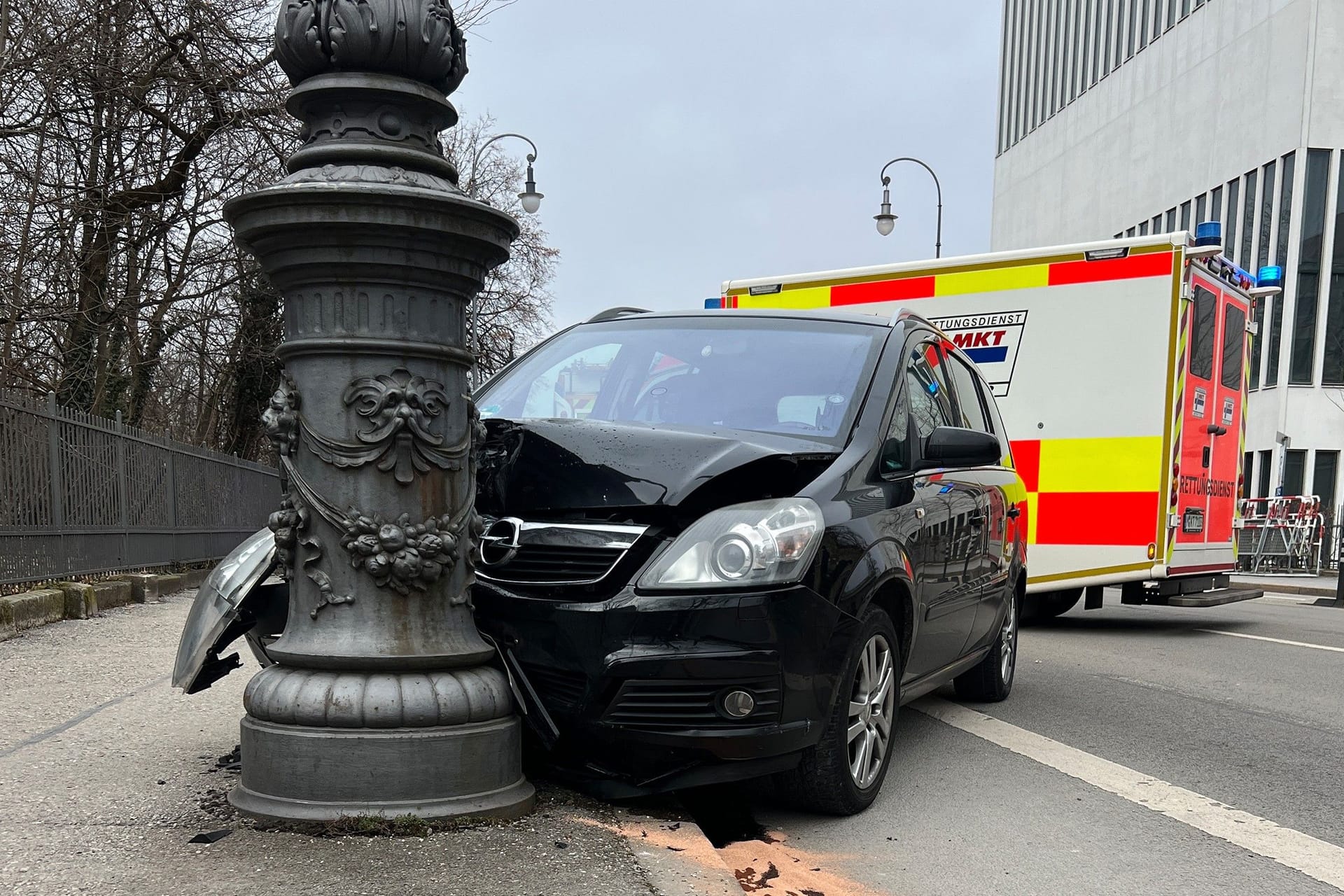 Das Auto prallte frontal gegen einen Lichtmast: Der entstandene Sachschaden konnte bislang noch nicht beziffert werden.