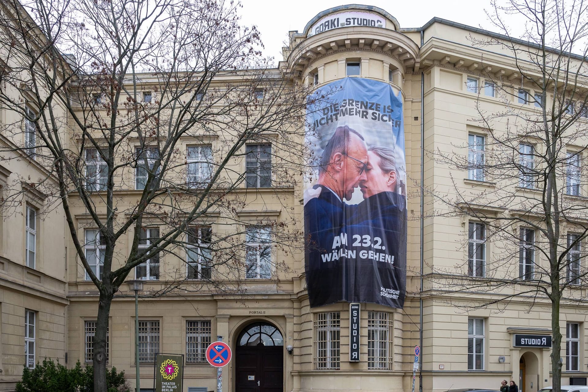 Banner am Gorki-Theater in Berlin: "Die Grenze ist nicht mehr sicher" steht darauf.