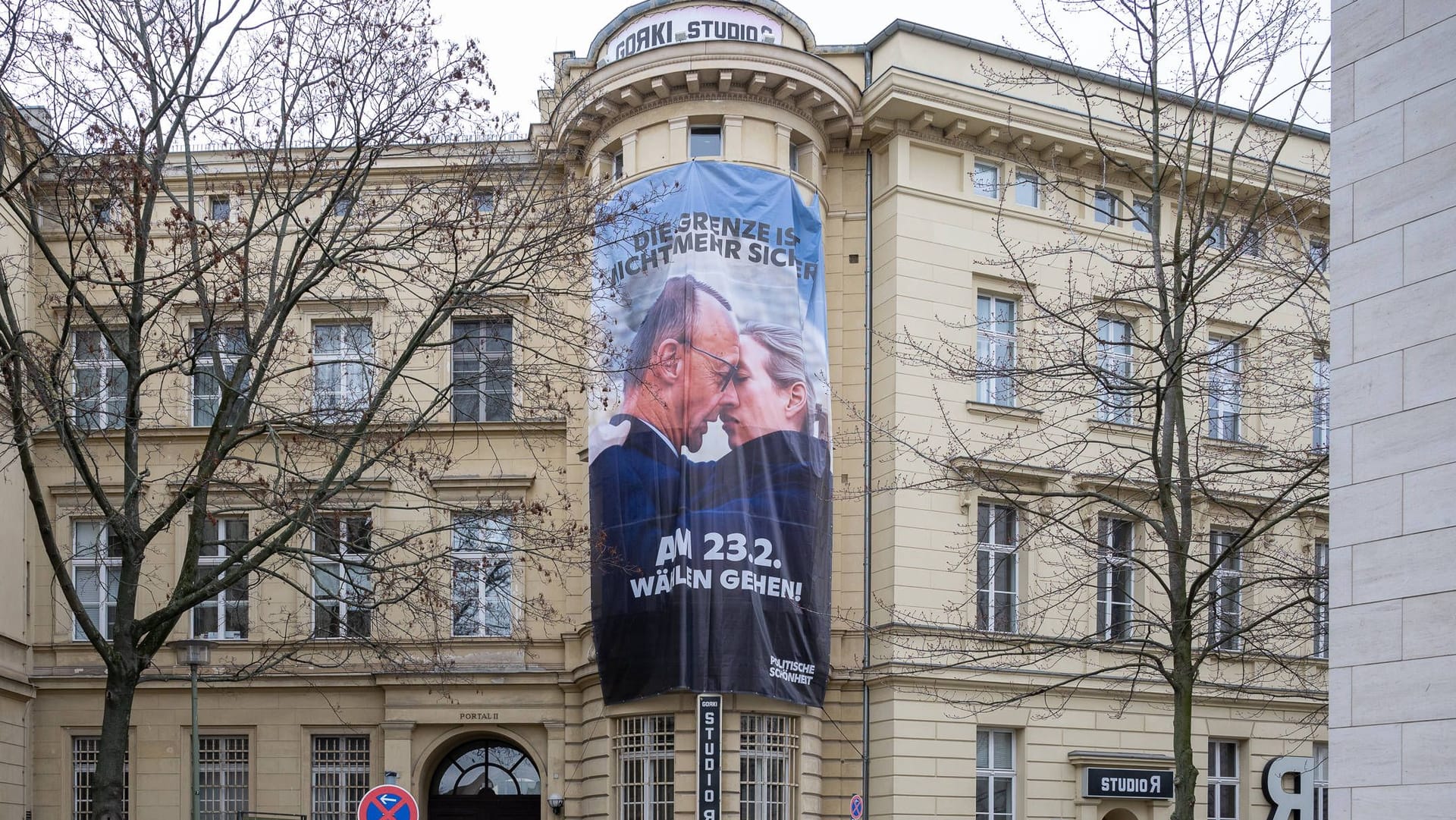 Banner am Gorki-Theater in Berlin: "Die Grenze ist nicht mehr sicher" steht darauf.