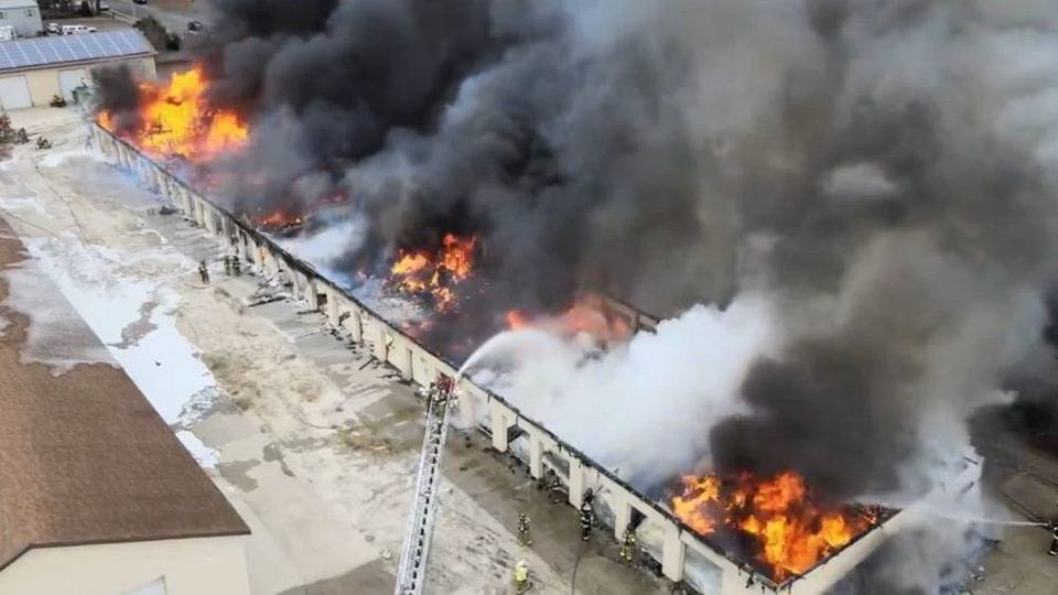 Der Lagerkomplex steht beinahe komplett in Flammen.