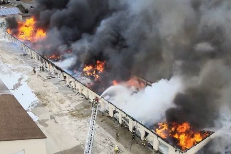 Der Lagerkomplex steht beinahe komplett in Flammen.