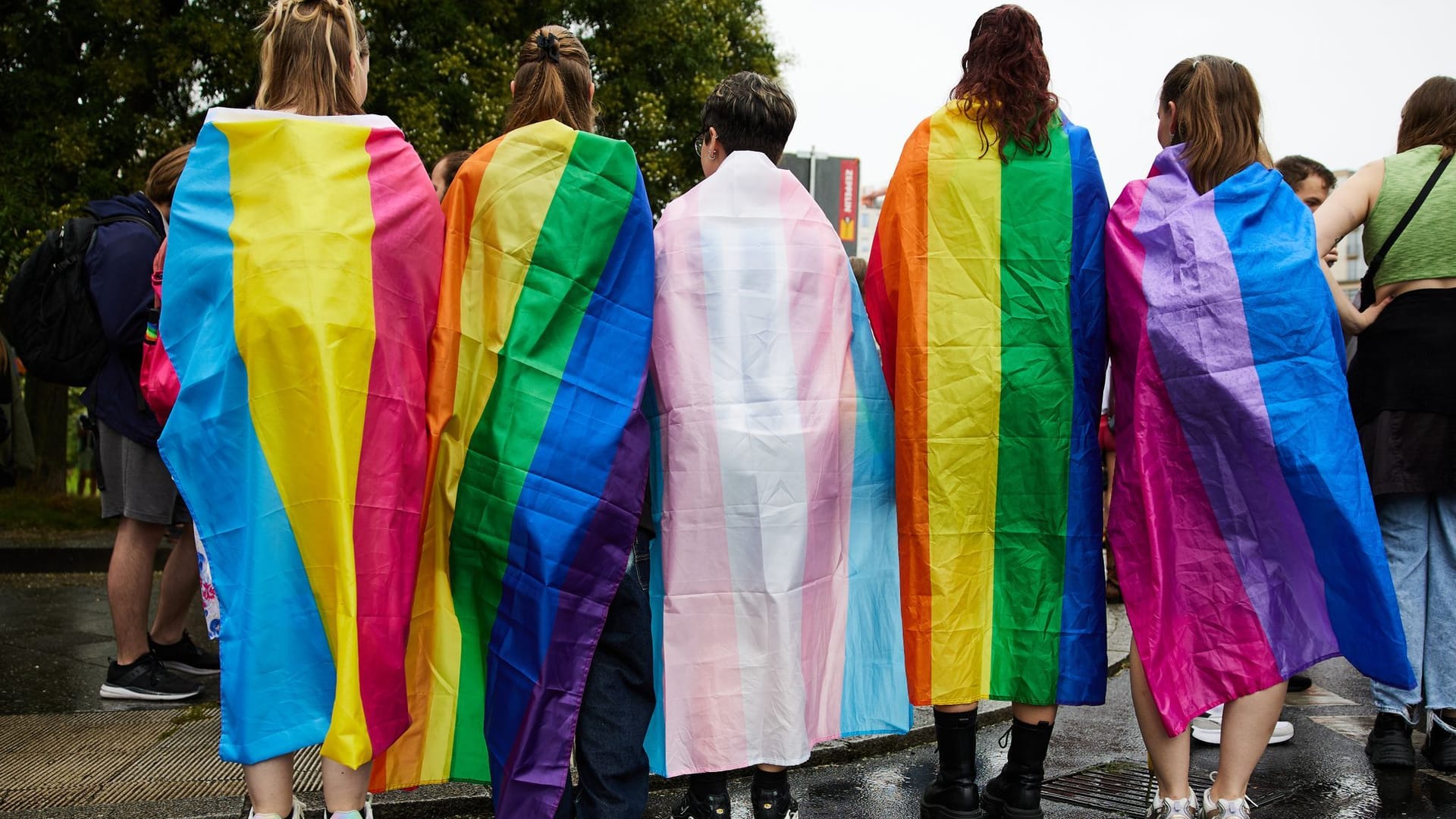 Flaggen, die verschiedene sexuelle Ausrichtungen symbolisieren (Symbolbild): Tausende demonstrieren in Niedersachsen für Vielfalt und Toleranz.