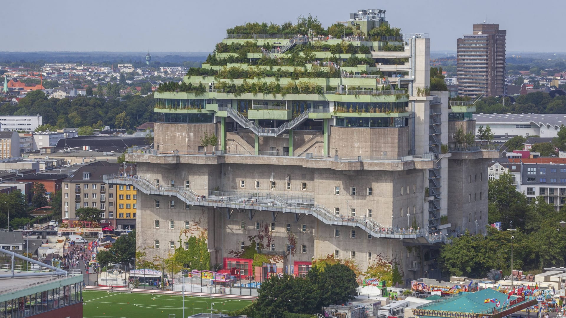 Der Grüne Bunker am Heiligengeistfeld (Archivbild): In Hamburg gibt es 33 solcher Gebäude – für den Zivilschutz ist keines mehr geeignet.