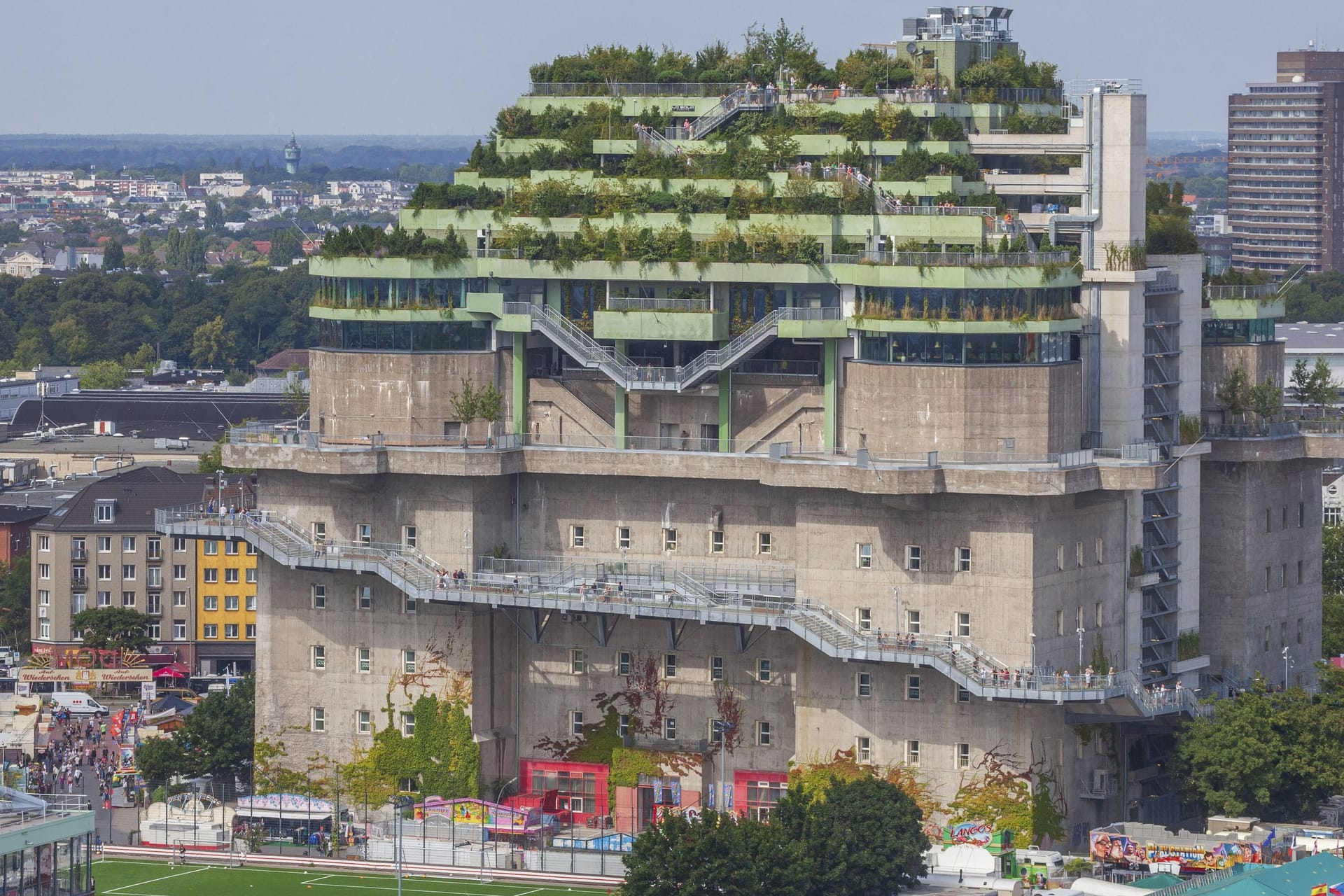 Der Grüne Bunker am Heiligengeistfeld (Archivbild): In Hamburg gibt es 33 solcher Gebäude – für den Zivilschutz ist keines mehr geeignet.