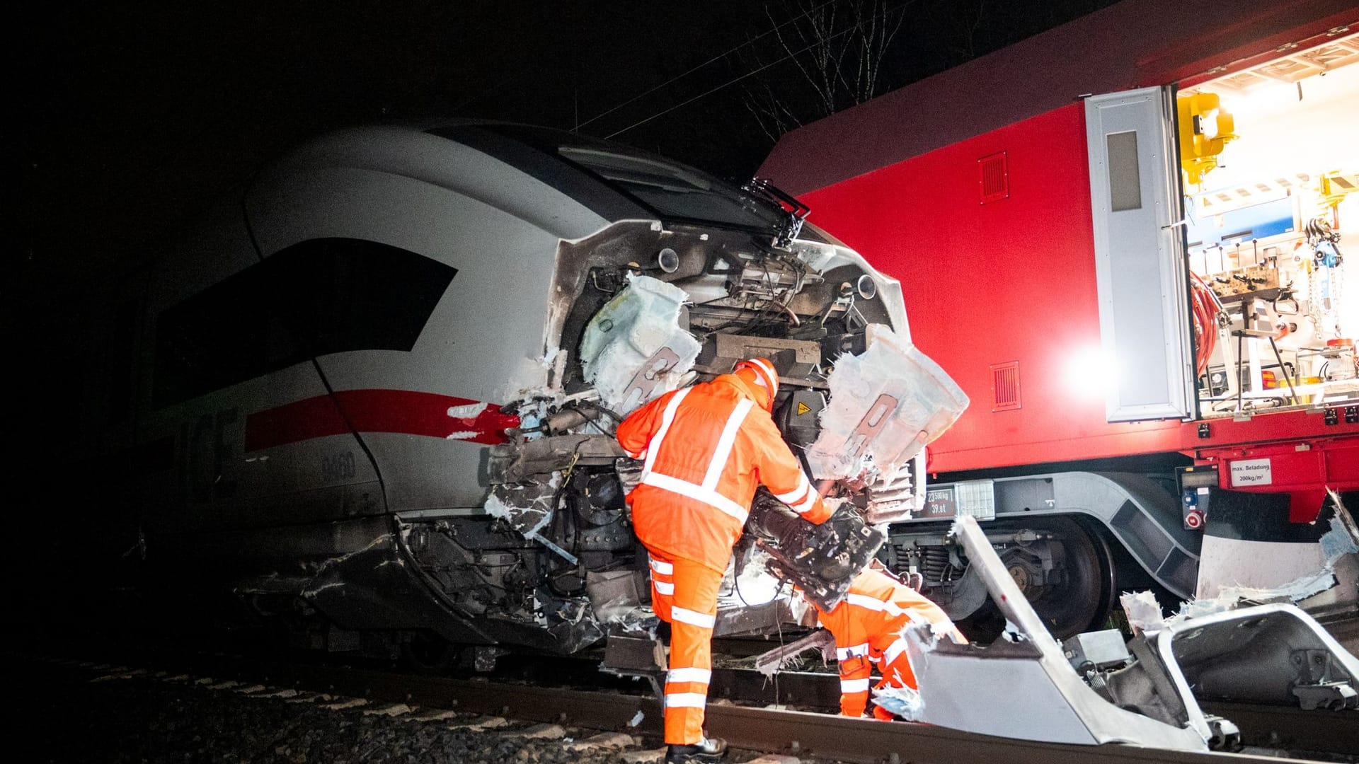 ICE stößt in Hamburg mit LKW zusammen