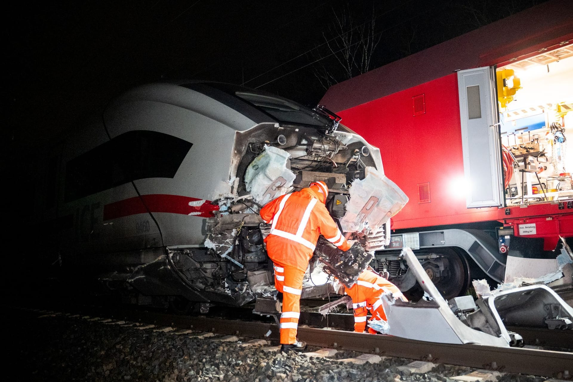 ICE stößt in Hamburg mit LKW zusammen