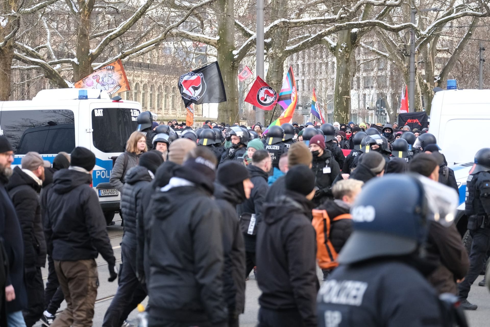 Teilnehmer einer rechten Demonstration, im Hintergrund der Gegenprotest in Dresden: Die Polizei spricht von einem weitestgehend störungsfreien Ablauf.