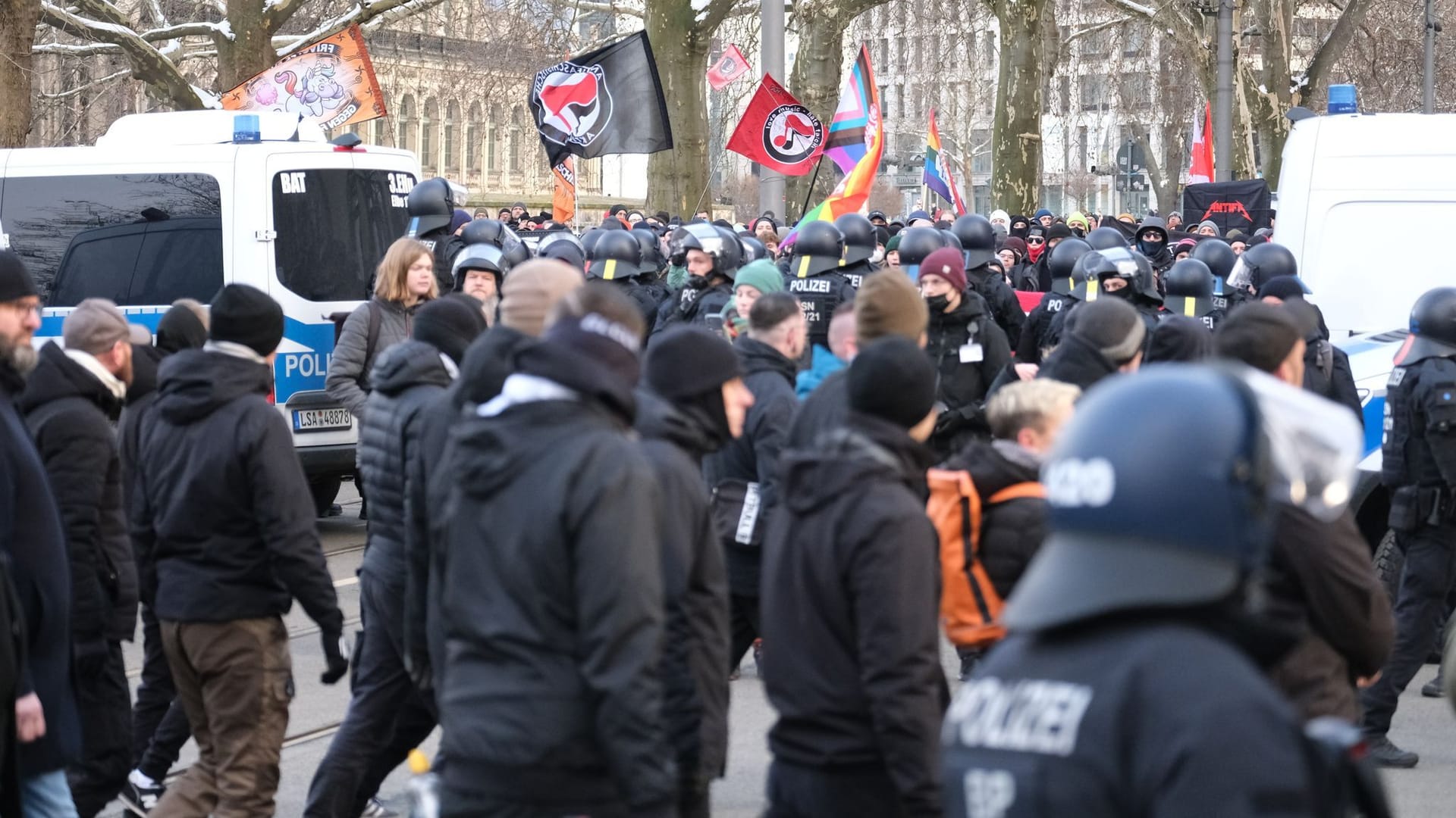 Teilnehmer einer rechten Demonstration, im Hintergrund der Gegenprotest in Dresden: Die Polizei spricht von einem weitestgehend störungsfreien Ablauf.